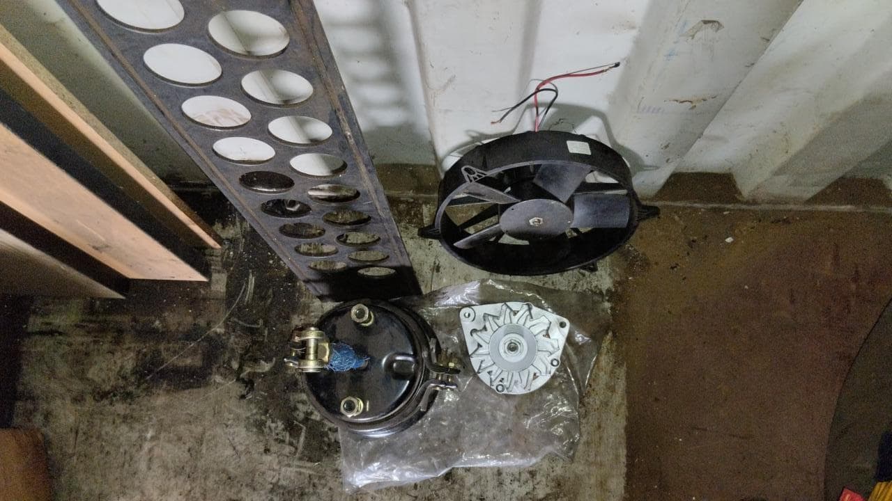 Máquina de soldar tubos pVC + Máquina de soldar tubos PVC + Compressor de Ar + Bombas de água + Macaco hidráulico + Rolos de Arrame + Aventais de couro + Diversos + Diversos + Cabos Hidráulicos + Diversos + Diversos + Mobiliário + Diversos + Diversos + Contentor de 40P · — imagem 15