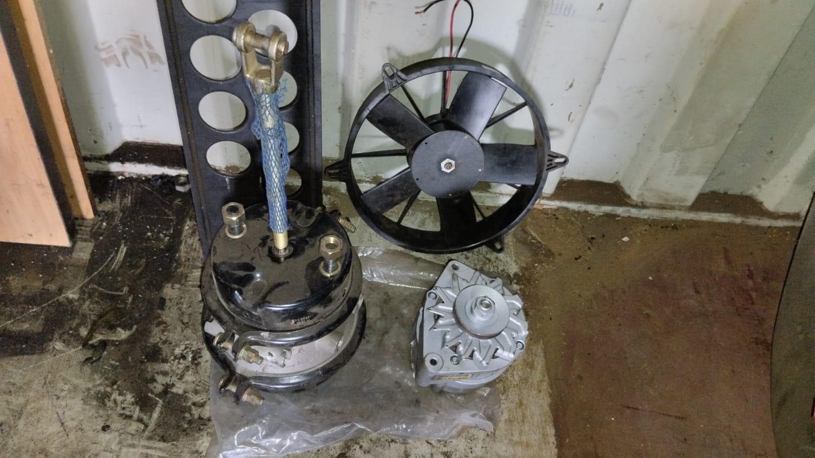 Máquina de soldar tubos pVC + Máquina de soldar tubos PVC + Compressor de Ar + Bombas de água + Macaco hidráulico + Rolos de Arrame + Aventais de couro + Diversos + Diversos + Cabos Hidráulicos + Diversos + Diversos + Mobiliário + Diversos + Diversos + Contentor de 40P · — imagem 31