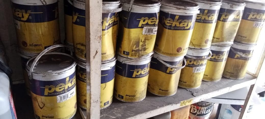 Diversos + Diversos + Rolo de fita + Diversos + Papel higiénico + Diversos + Diversos + Diversos + Diversos + Diversos + Tinta dulux + Diversos + Placas de sinalização + Contentor de 40P ·