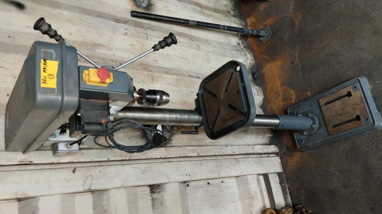 Furadeira + Compressor de Ar "Atlas Copco". + Diversos + Máquina multifuncional   + Guinchos + Macaco hidráulico   + Diversos + Diversos + Diversos + Diversos + Grampo   + Diversos + Diversos + Diversos + Diversos +  Tambores 400L de óleo hidráulico. + Bombas de abastecimento de óleo hidráulico   + Compressor de Ar   + Diversos + Tubos de mangueira   + Diversos + Botijão de gás 50L   + Diversos + Diversos + Contentor de 40P ·