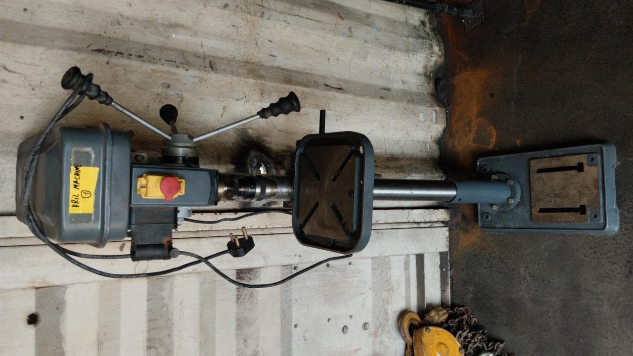 Furadeira + Compressor de Ar "Atlas Copco". + Diversos + Máquina multifuncional + Guinchos + Macaco hidráulico + Diversos + Diversos + Diversos + Diversos + Grampo + Diversos + Diversos + Diversos + Diversos + Tambores 400L de óleo hidráulico. + Bombas de abastecimento de óleo hidráulico + Compressor de Ar + Diversos + Tubos de mangueira + Diversos + Botijão de gás 50L + Diversos + Diversos + Contentor de 40P · — image 26