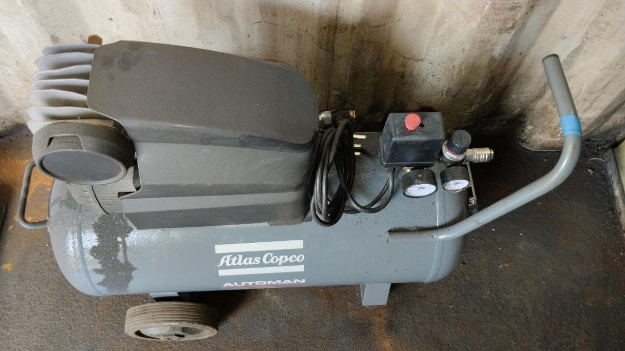 Furadeira + Compressor de Ar "Atlas Copco". + Diversos + Máquina multifuncional + Guinchos + Macaco hidráulico + Diversos + Diversos + Diversos + Diversos + Grampo + Diversos + Diversos + Diversos + Diversos + Tambores 400L de óleo hidráulico. + Bombas de abastecimento de óleo hidráulico + Compressor de Ar + Diversos + Tubos de mangueira + Diversos + Botijão de gás 50L + Diversos + Diversos + Contentor de 40P · — image 27