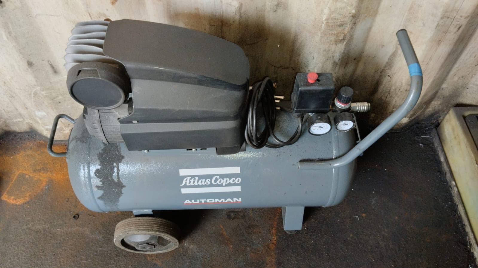Furadeira + Compressor de Ar "Atlas Copco". + Diversos + Máquina multifuncional + Guinchos + Macaco hidráulico + Diversos + Diversos + Diversos + Diversos + Grampo + Diversos + Diversos + Diversos + Diversos + Tambores 400L de óleo hidráulico. + Bombas de abastecimento de óleo hidráulico + Compressor de Ar + Diversos + Tubos de mangueira + Diversos + Botijão de gás 50L + Diversos + Diversos + Contentor de 40P · — image 2