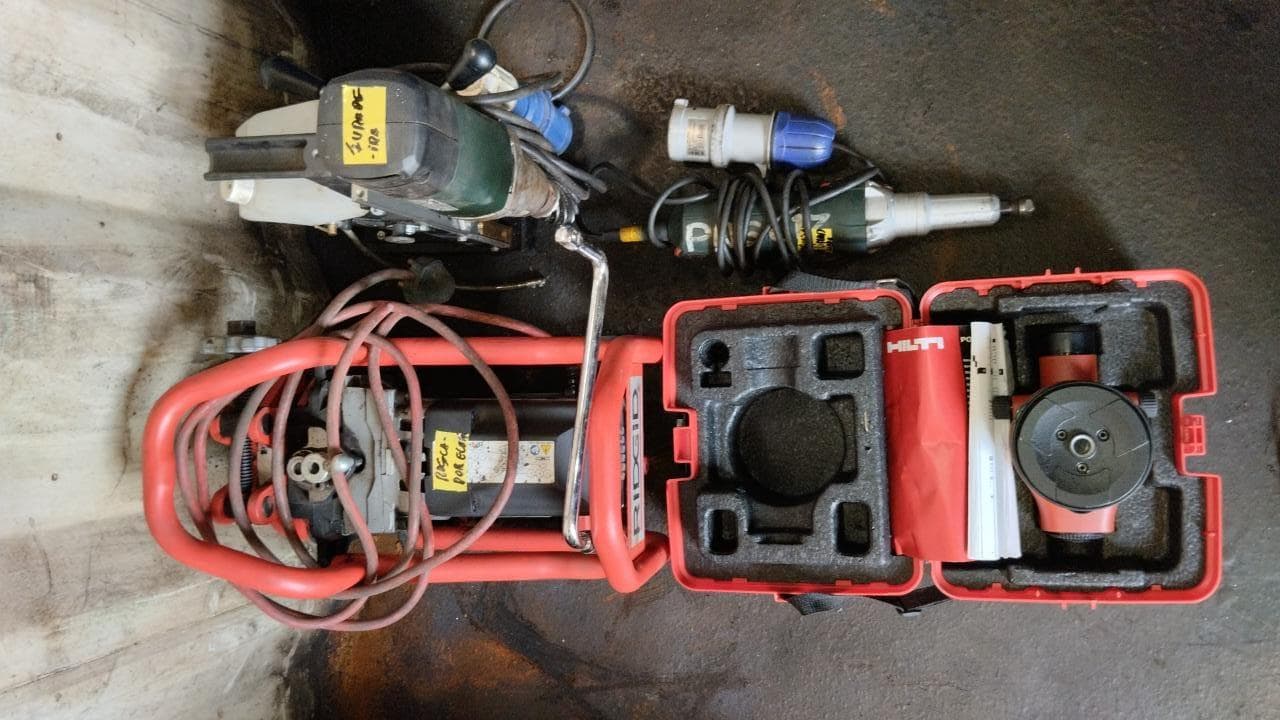 Furadeira + Compressor de Ar "Atlas Copco". + Diversos + Máquina multifuncional + Guinchos + Macaco hidráulico + Diversos + Diversos + Diversos + Diversos + Grampo + Diversos + Diversos + Diversos + Diversos + Tambores 400L de óleo hidráulico. + Bombas de abastecimento de óleo hidráulico + Compressor de Ar + Diversos + Tubos de mangueira + Diversos + Botijão de gás 50L + Diversos + Diversos + Contentor de 40P · — image 3