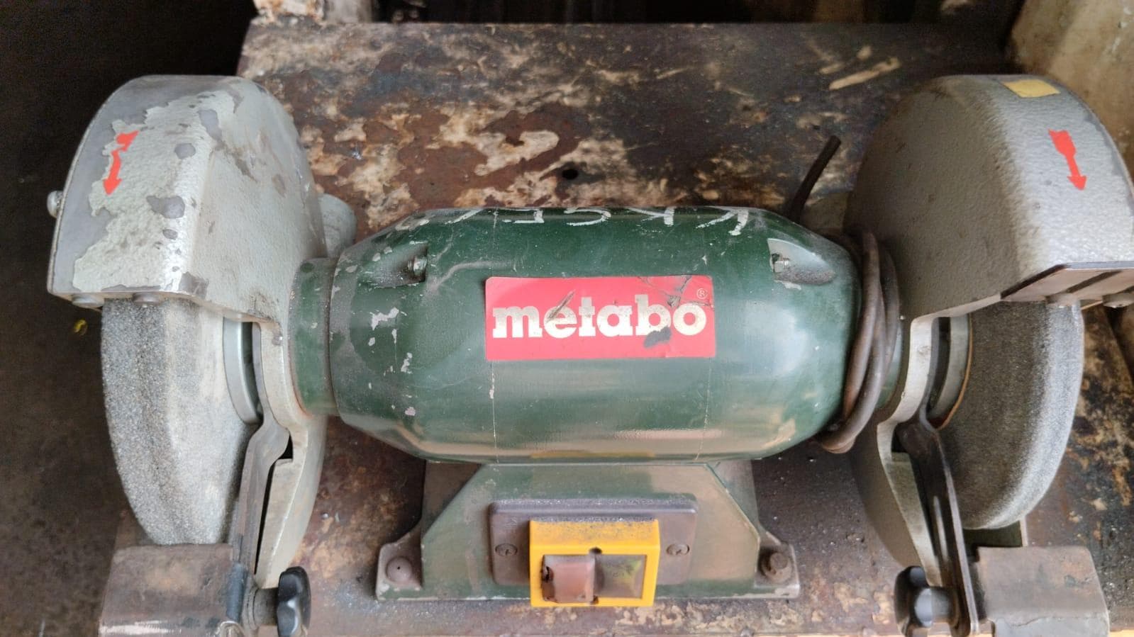 Furadeira + Compressor de Ar "Atlas Copco". + Diversos + Máquina multifuncional + Guinchos + Macaco hidráulico + Diversos + Diversos + Diversos + Diversos + Grampo + Diversos + Diversos + Diversos + Diversos + Tambores 400L de óleo hidráulico. + Bombas de abastecimento de óleo hidráulico + Compressor de Ar + Diversos + Tubos de mangueira + Diversos + Botijão de gás 50L + Diversos + Diversos + Contentor de 40P · — image 4