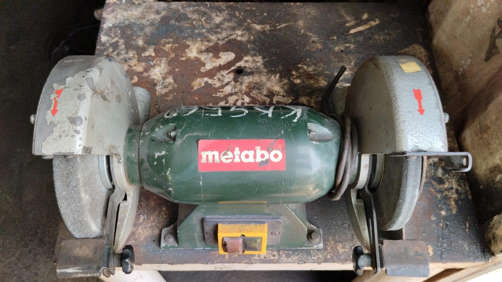 Furadeira + Compressor de Ar "Atlas Copco". + Diversos + Máquina multifuncional + Guinchos + Macaco hidráulico + Diversos + Diversos + Diversos + Diversos + Grampo + Diversos + Diversos + Diversos + Diversos + Tambores 400L de óleo hidráulico. + Bombas de abastecimento de óleo hidráulico + Compressor de Ar + Diversos + Tubos de mangueira + Diversos + Botijão de gás 50L + Diversos + Diversos + Contentor de 40P · — image 29