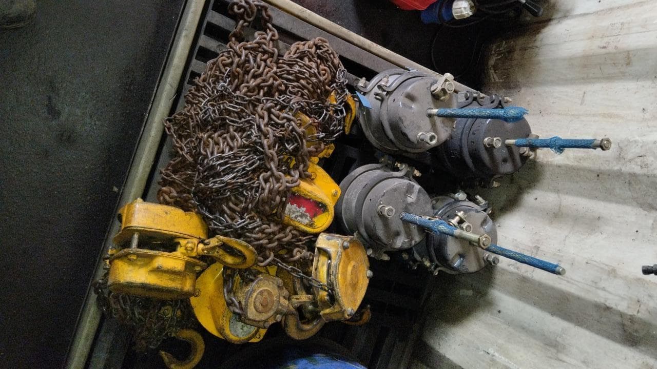 Furadeira + Compressor de Ar "Atlas Copco". + Diversos + Máquina multifuncional + Guinchos + Macaco hidráulico + Diversos + Diversos + Diversos + Diversos + Grampo + Diversos + Diversos + Diversos + Diversos + Tambores 400L de óleo hidráulico. + Bombas de abastecimento de óleo hidráulico + Compressor de Ar + Diversos + Tubos de mangueira + Diversos + Botijão de gás 50L + Diversos + Diversos + Contentor de 40P · — image 5