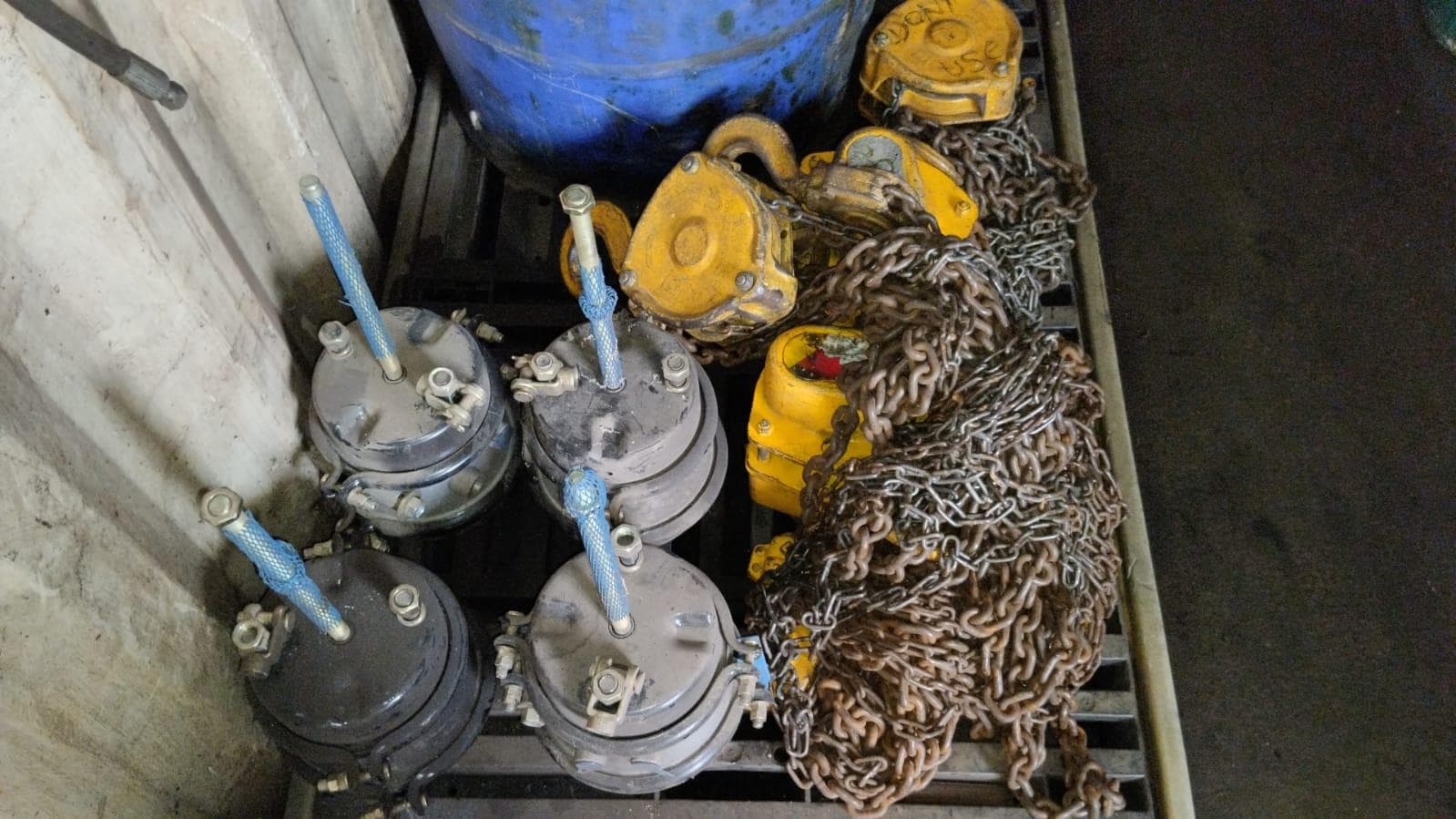 Furadeira + Compressor de Ar "Atlas Copco". + Diversos + Máquina multifuncional + Guinchos + Macaco hidráulico + Diversos + Diversos + Diversos + Diversos + Grampo + Diversos + Diversos + Diversos + Diversos + Tambores 400L de óleo hidráulico. + Bombas de abastecimento de óleo hidráulico + Compressor de Ar + Diversos + Tubos de mangueira + Diversos + Botijão de gás 50L + Diversos + Diversos + Contentor de 40P · — image 30