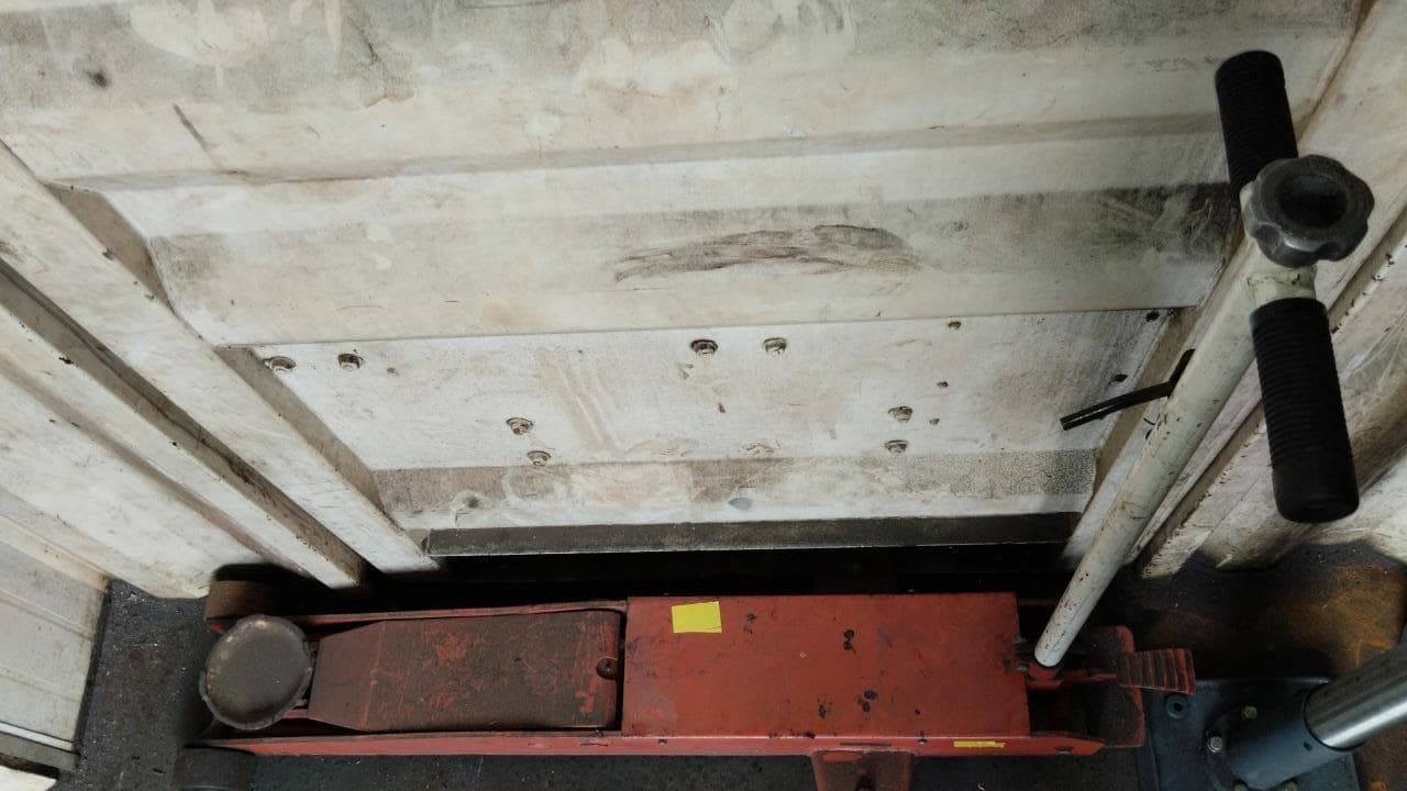 Furadeira + Compressor de Ar "Atlas Copco". + Diversos + Máquina multifuncional + Guinchos + Macaco hidráulico + Diversos + Diversos + Diversos + Diversos + Grampo + Diversos + Diversos + Diversos + Diversos + Tambores 400L de óleo hidráulico. + Bombas de abastecimento de óleo hidráulico + Compressor de Ar + Diversos + Tubos de mangueira + Diversos + Botijão de gás 50L + Diversos + Diversos + Contentor de 40P · — image 31