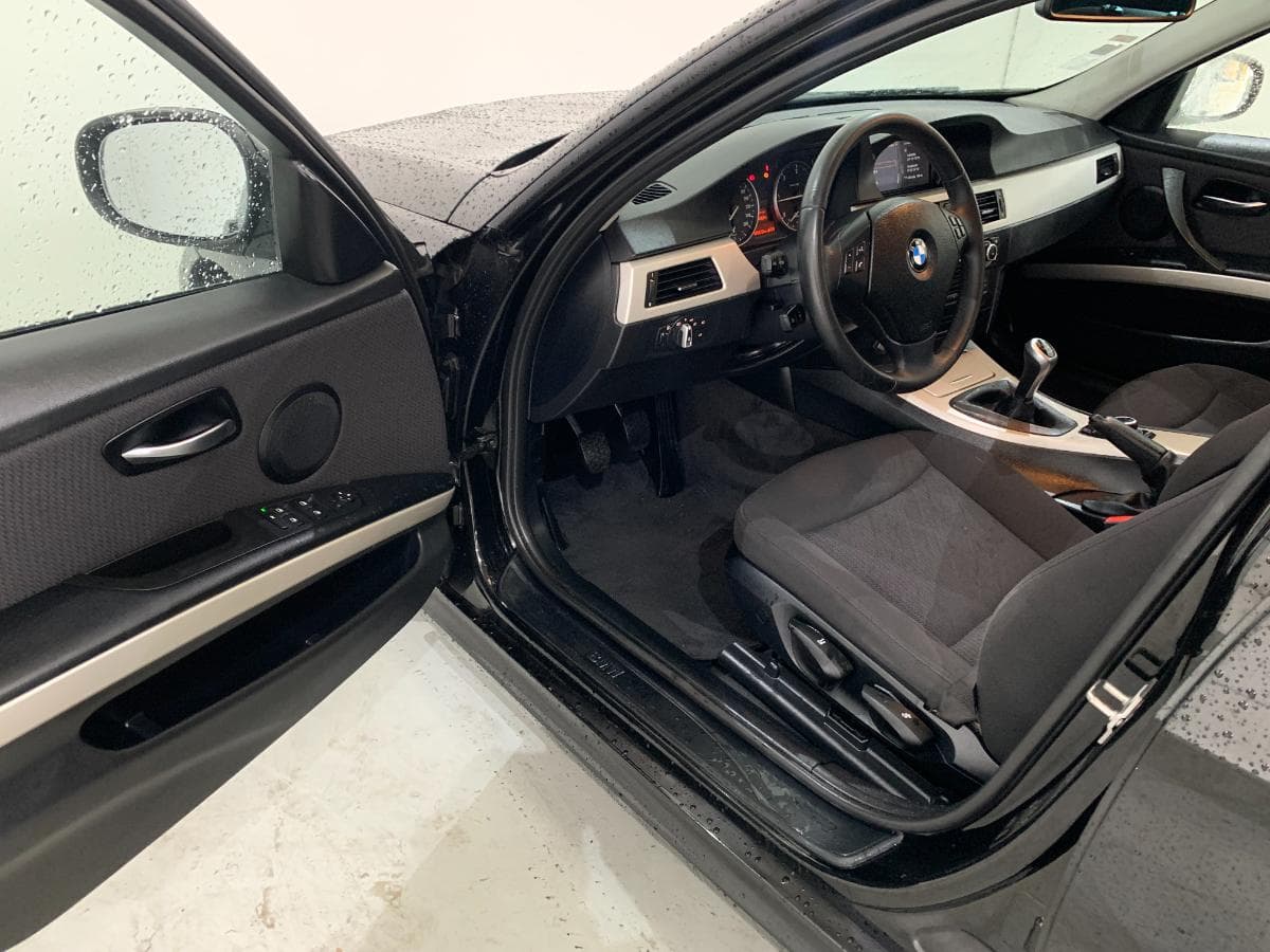 BMW 318D Touring · Ano 2012 — image 11