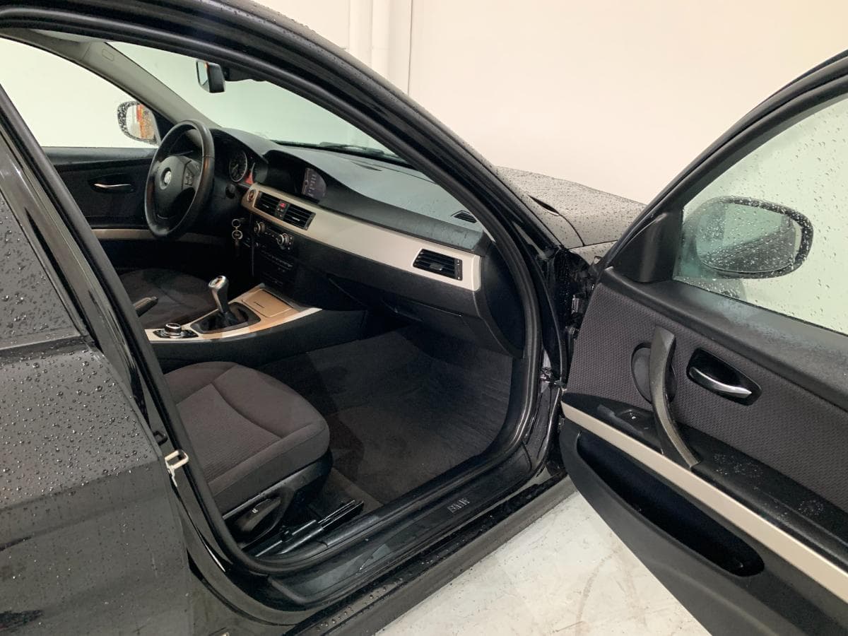 BMW 318D Touring · Ano 2012 — image 16