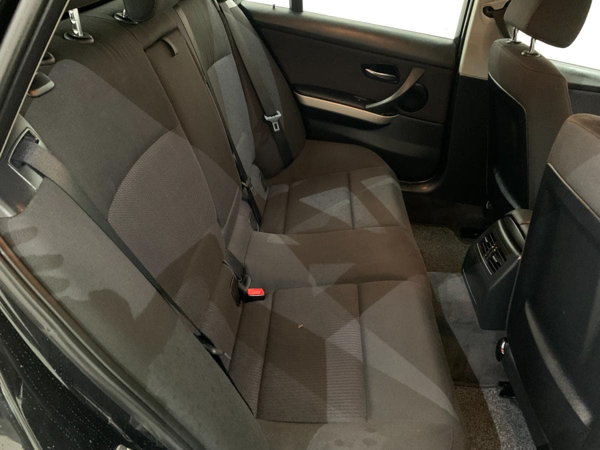 BMW 318D Touring · Ano 2012 — image 18