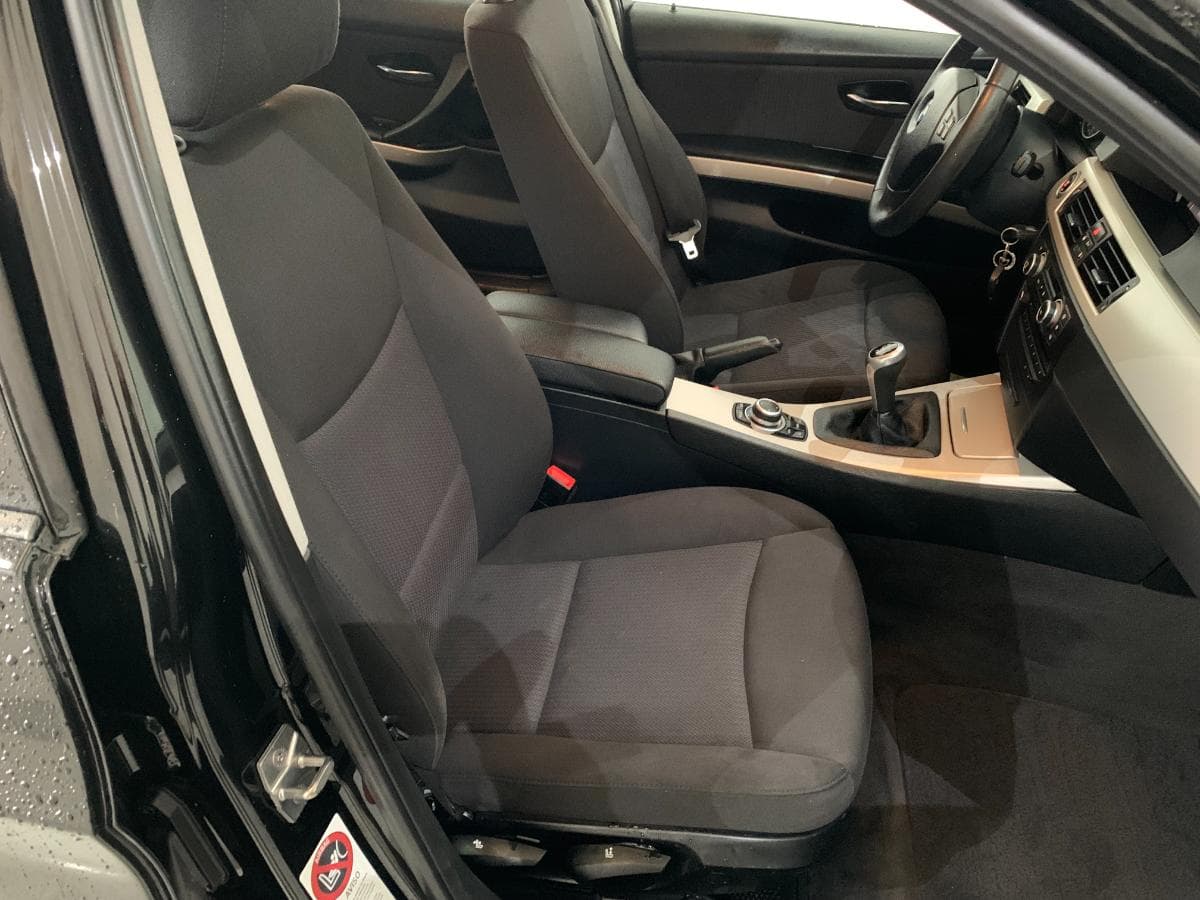 BMW 318D Touring · Ano 2012 — image 19