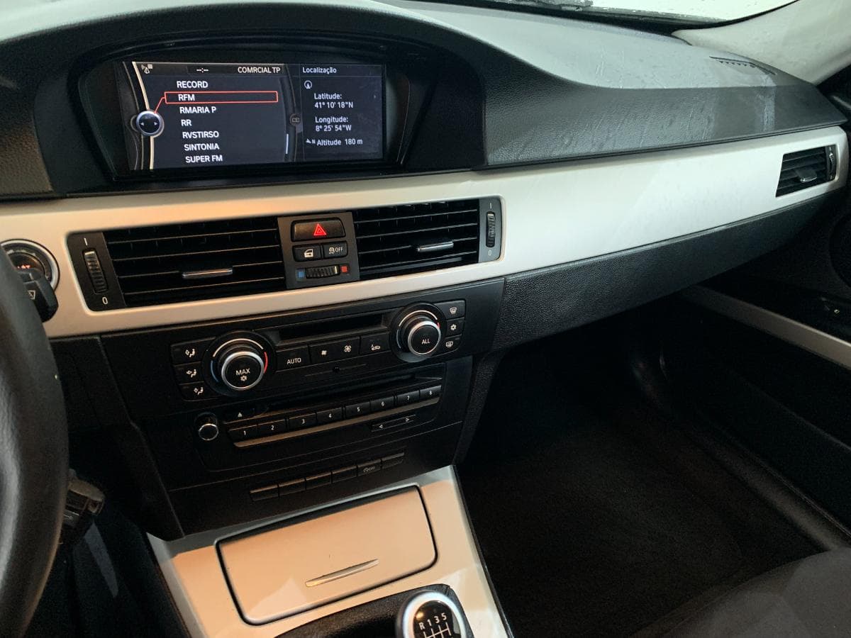 BMW 318D Touring · Ano 2012 — image 24