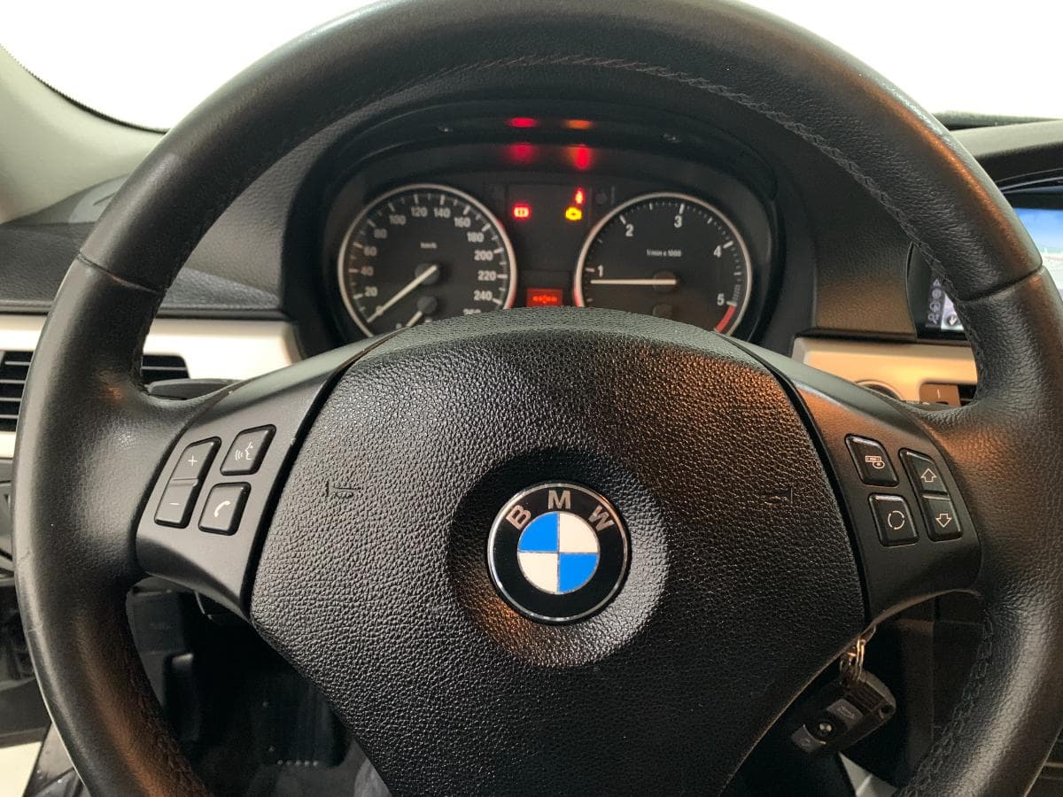 BMW 318D Touring · Ano 2012 — image 26