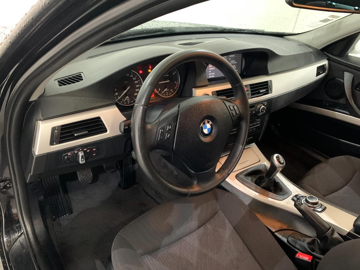 BMW 318D Touring · Ano 2012 — image 32