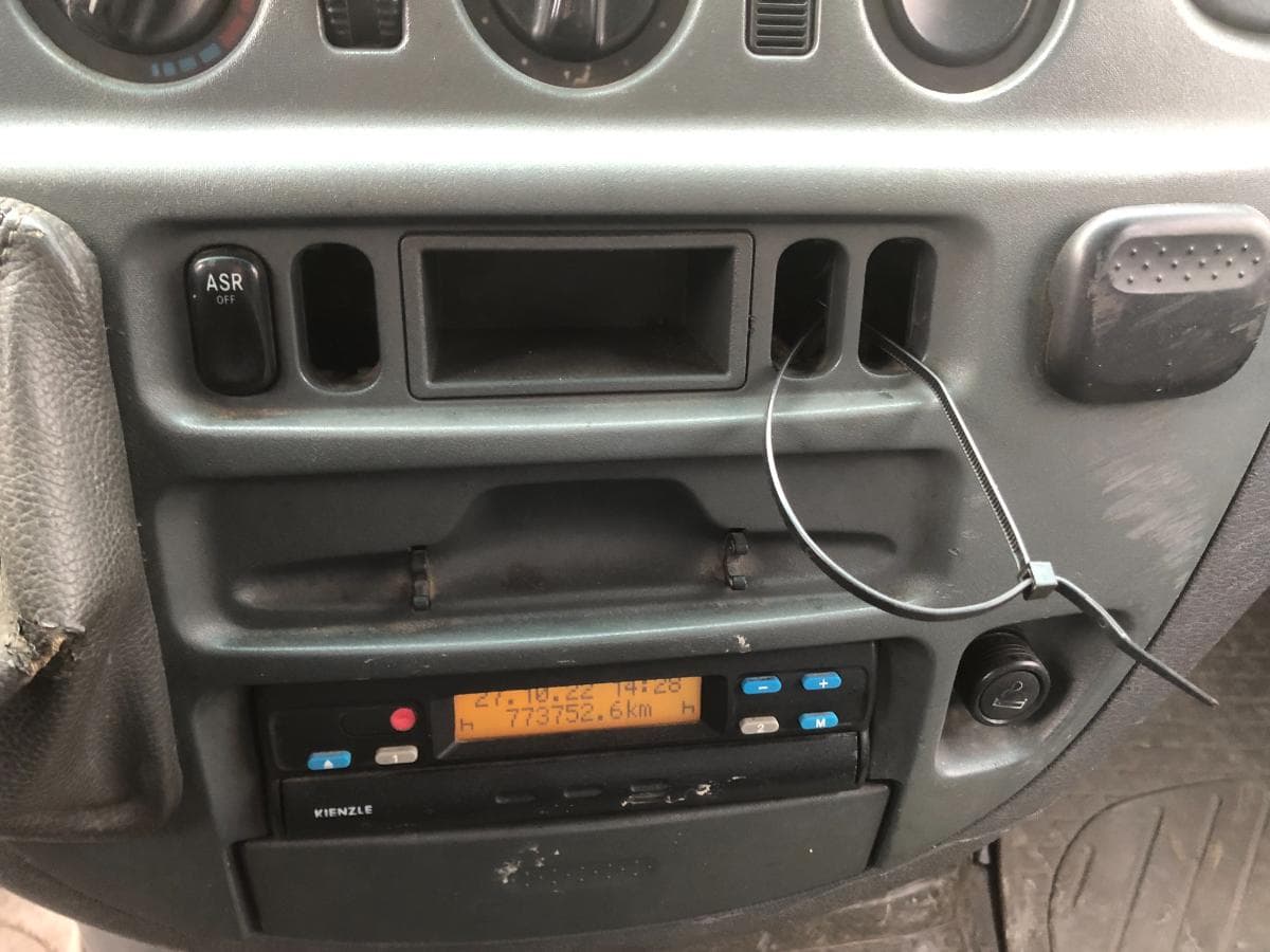 Mercedes-Benz 413CDI · Ano 2001 — imagem 26