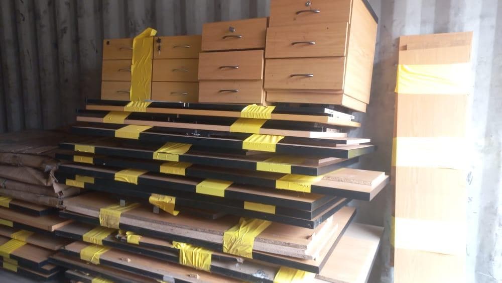 Pranchas metálicas + Mobiliario de escritorio + Mobiliário de escritório + Mobiliário de escritório + Armários metálicos + Mobiliário de escritório + Mobiliário de escritório + Mobiliário de escritório + Mobiliário de escritório + Ar Condicionado + Mobiliário de escritório + Diversos + Diversos + Pastas de arquivo + Contentor de 40P · — imagem 2
