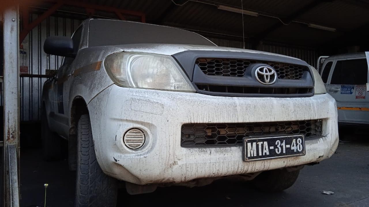 TOYOTA HILUX ·