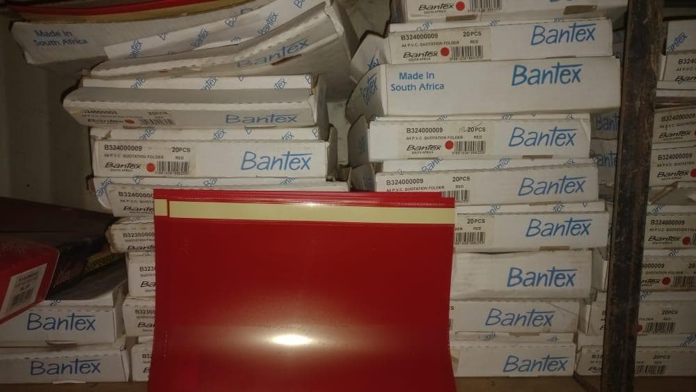 Pranchas metálicas + Mobiliario de escritorio + Mobiliário de escritório + Mobiliário de escritório + Armários metálicos + Mobiliário de escritório + Mobiliário de escritório + Mobiliário de escritório + Mobiliário de escritório + Ar Condicionado + Mobiliário de escritório + Diversos + Diversos + Pastas de arquivo + Contentor de 40P · — imagem 14