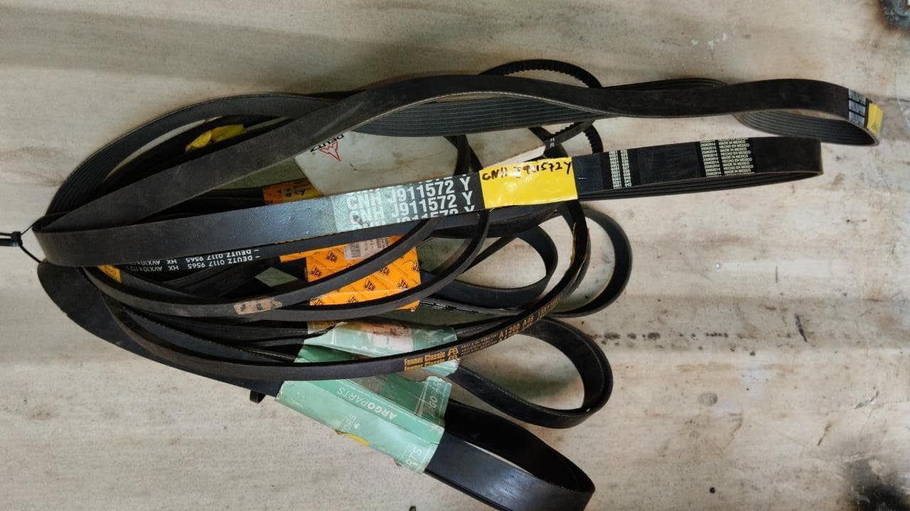 Furadeira + Compressor de Ar "Atlas Copco". + Diversos + Máquina multifuncional + Guinchos + Macaco hidráulico + Diversos + Diversos + Diversos + Diversos + Grampo + Diversos + Diversos + Diversos + Diversos + Tambores 400L de óleo hidráulico. + Bombas de abastecimento de óleo hidráulico + Compressor de Ar + Diversos + Tubos de mangueira + Diversos + Botijão de gás 50L + Diversos + Diversos + Contentor de 40P · — image 7