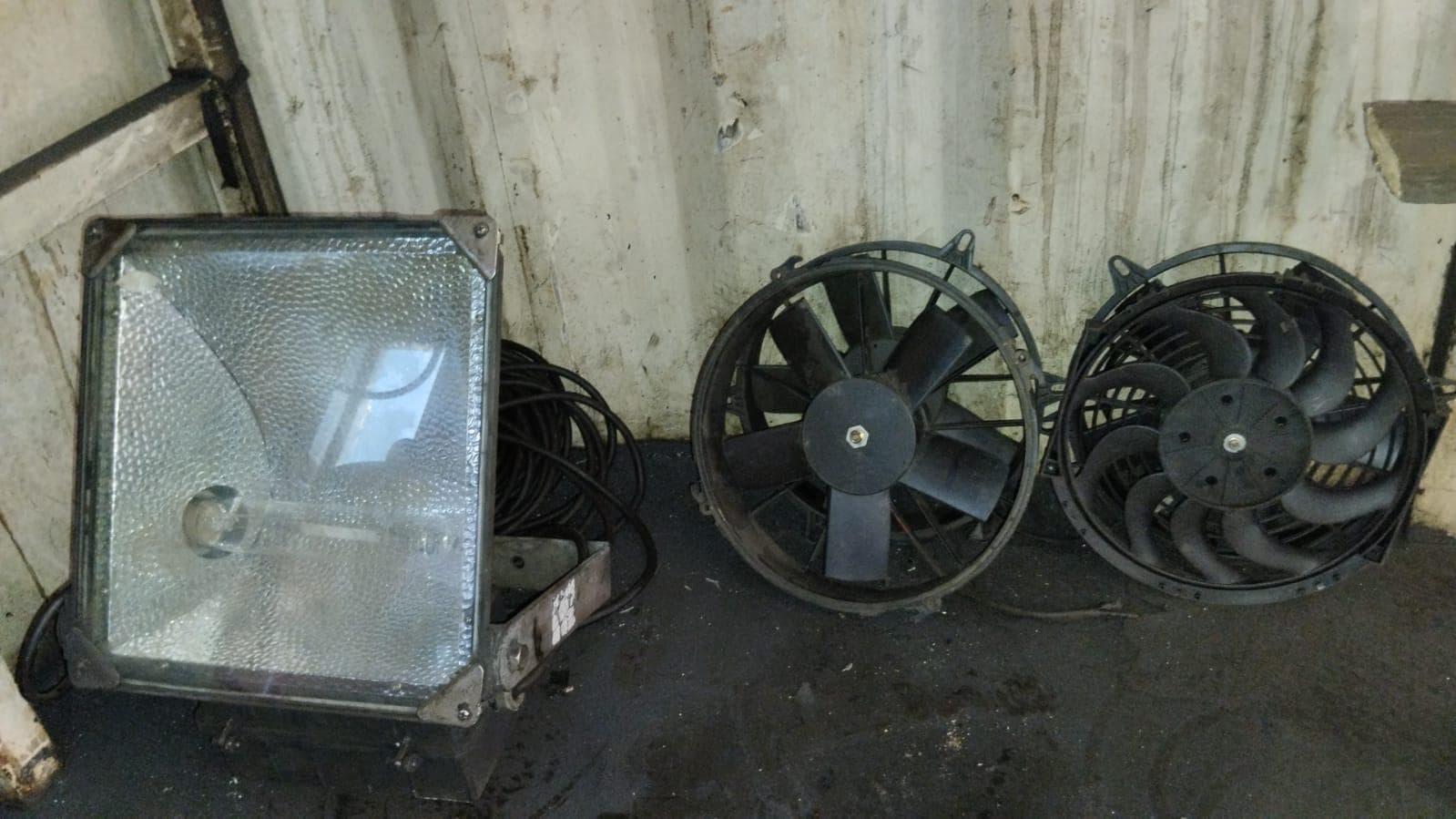 Furadeira + Compressor de Ar "Atlas Copco". + Diversos + Máquina multifuncional + Guinchos + Macaco hidráulico + Diversos + Diversos + Diversos + Diversos + Grampo + Diversos + Diversos + Diversos + Diversos + Tambores 400L de óleo hidráulico. + Bombas de abastecimento de óleo hidráulico + Compressor de Ar + Diversos + Tubos de mangueira + Diversos + Botijão de gás 50L + Diversos + Diversos + Contentor de 40P · — image 33