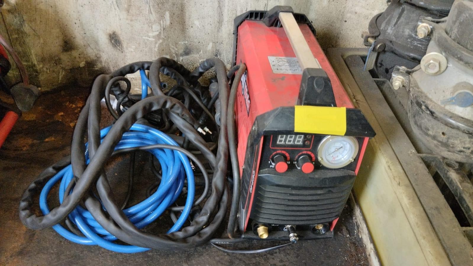 Furadeira + Compressor de Ar "Atlas Copco". + Diversos + Máquina multifuncional + Guinchos + Macaco hidráulico + Diversos + Diversos + Diversos + Diversos + Grampo + Diversos + Diversos + Diversos + Diversos + Tambores 400L de óleo hidráulico. + Bombas de abastecimento de óleo hidráulico + Compressor de Ar + Diversos + Tubos de mangueira + Diversos + Botijão de gás 50L + Diversos + Diversos + Contentor de 40P · — image 34