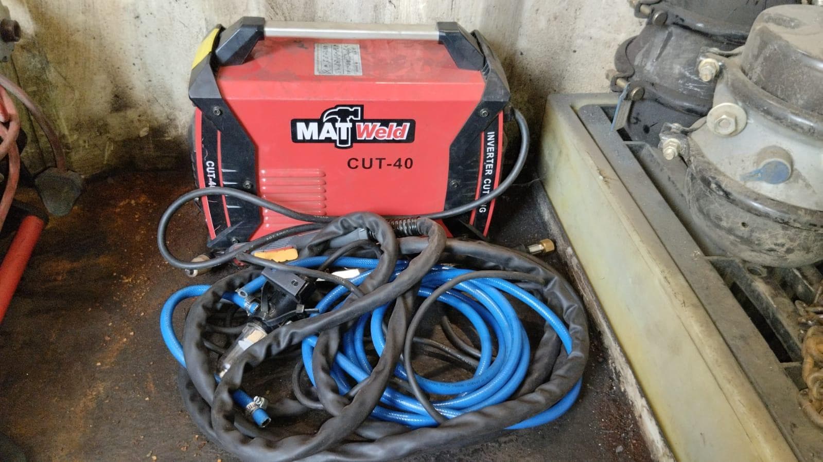 Furadeira + Compressor de Ar "Atlas Copco". + Diversos + Máquina multifuncional + Guinchos + Macaco hidráulico + Diversos + Diversos + Diversos + Diversos + Grampo + Diversos + Diversos + Diversos + Diversos + Tambores 400L de óleo hidráulico. + Bombas de abastecimento de óleo hidráulico + Compressor de Ar + Diversos + Tubos de mangueira + Diversos + Botijão de gás 50L + Diversos + Diversos + Contentor de 40P · — image 9