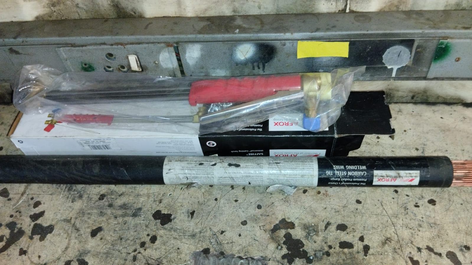 Furadeira + Compressor de Ar "Atlas Copco". + Diversos + Máquina multifuncional + Guinchos + Macaco hidráulico + Diversos + Diversos + Diversos + Diversos + Grampo + Diversos + Diversos + Diversos + Diversos + Tambores 400L de óleo hidráulico. + Bombas de abastecimento de óleo hidráulico + Compressor de Ar + Diversos + Tubos de mangueira + Diversos + Botijão de gás 50L + Diversos + Diversos + Contentor de 40P · — image 35