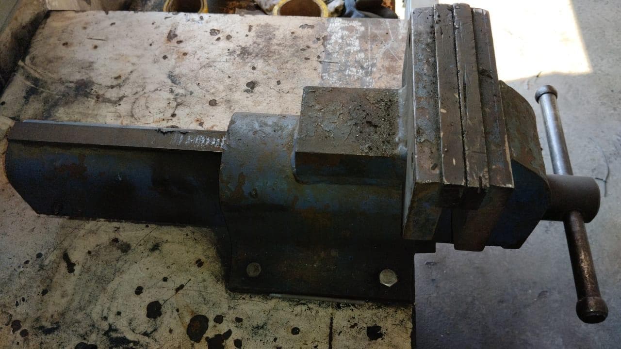 Furadeira + Compressor de Ar "Atlas Copco". + Diversos + Máquina multifuncional + Guinchos + Macaco hidráulico + Diversos + Diversos + Diversos + Diversos + Grampo + Diversos + Diversos + Diversos + Diversos + Tambores 400L de óleo hidráulico. + Bombas de abastecimento de óleo hidráulico + Compressor de Ar + Diversos + Tubos de mangueira + Diversos + Botijão de gás 50L + Diversos + Diversos + Contentor de 40P · — image 11