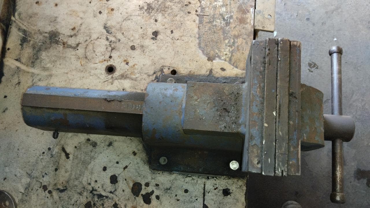 Furadeira + Compressor de Ar "Atlas Copco". + Diversos + Máquina multifuncional + Guinchos + Macaco hidráulico + Diversos + Diversos + Diversos + Diversos + Grampo + Diversos + Diversos + Diversos + Diversos + Tambores 400L de óleo hidráulico. + Bombas de abastecimento de óleo hidráulico + Compressor de Ar + Diversos + Tubos de mangueira + Diversos + Botijão de gás 50L + Diversos + Diversos + Contentor de 40P · — image 36