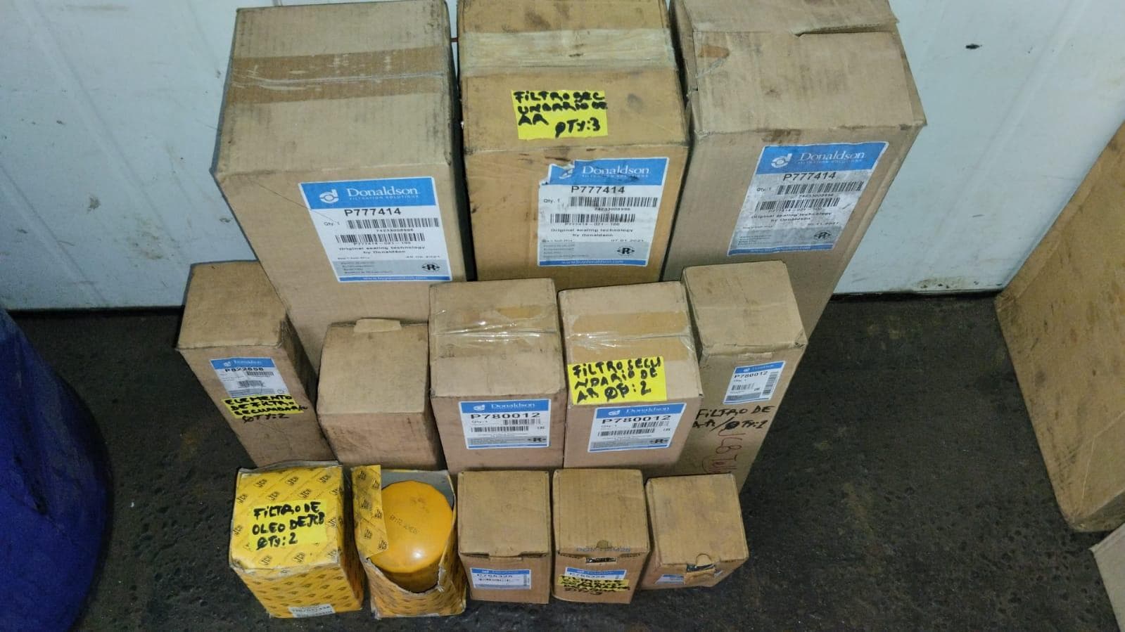 Furadeira + Compressor de Ar "Atlas Copco". + Diversos + Máquina multifuncional + Guinchos + Macaco hidráulico + Diversos + Diversos + Diversos + Diversos + Grampo + Diversos + Diversos + Diversos + Diversos + Tambores 400L de óleo hidráulico. + Bombas de abastecimento de óleo hidráulico + Compressor de Ar + Diversos + Tubos de mangueira + Diversos + Botijão de gás 50L + Diversos + Diversos + Contentor de 40P · — image 12