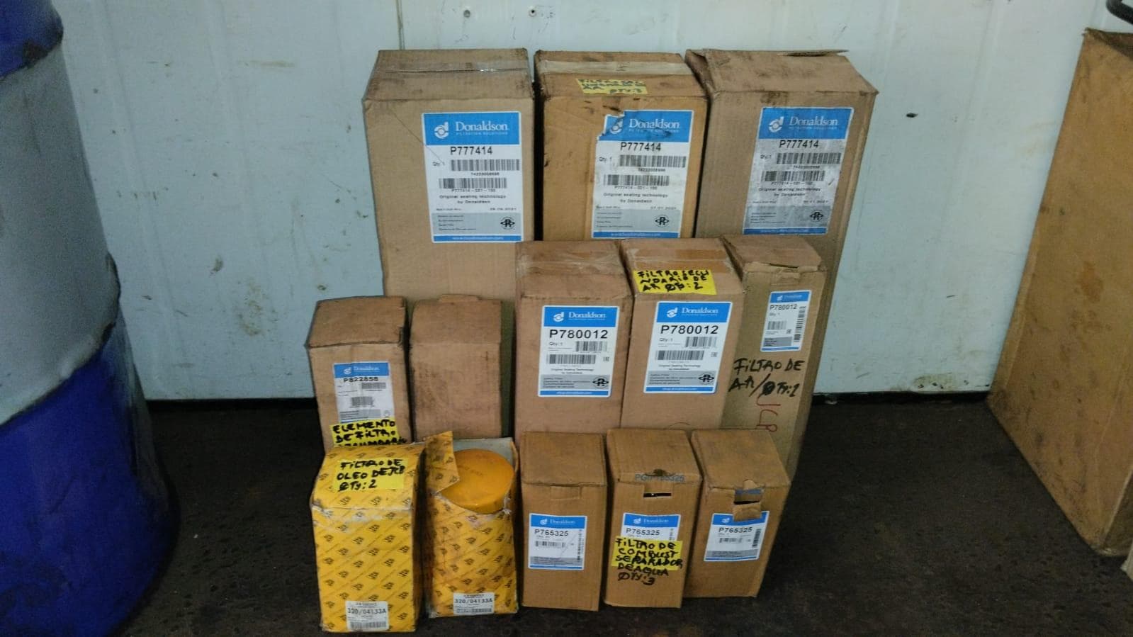 Furadeira + Compressor de Ar "Atlas Copco". + Diversos + Máquina multifuncional + Guinchos + Macaco hidráulico + Diversos + Diversos + Diversos + Diversos + Grampo + Diversos + Diversos + Diversos + Diversos + Tambores 400L de óleo hidráulico. + Bombas de abastecimento de óleo hidráulico + Compressor de Ar + Diversos + Tubos de mangueira + Diversos + Botijão de gás 50L + Diversos + Diversos + Contentor de 40P · — image 37