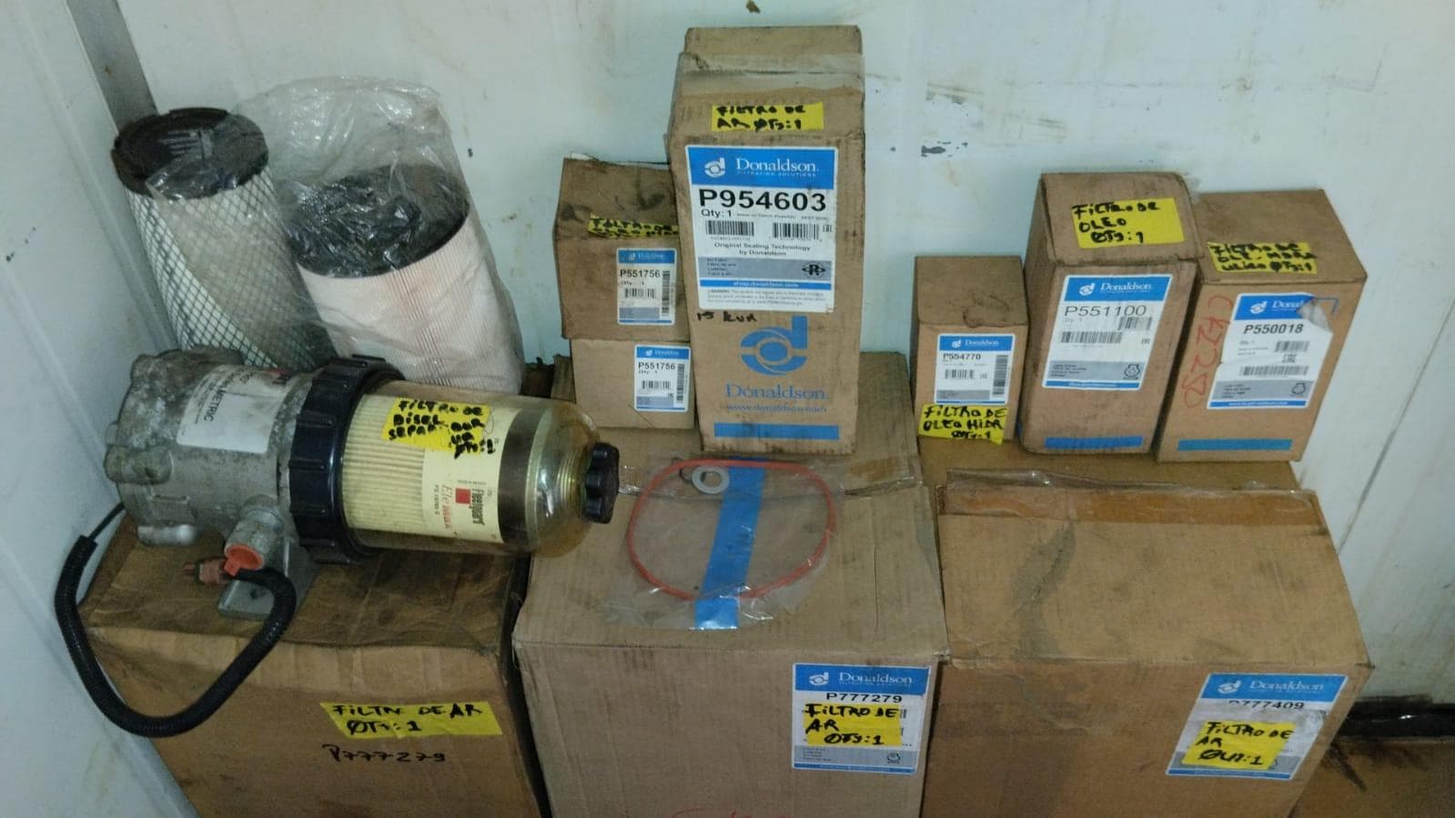 Furadeira + Compressor de Ar "Atlas Copco". + Diversos + Máquina multifuncional + Guinchos + Macaco hidráulico + Diversos + Diversos + Diversos + Diversos + Grampo + Diversos + Diversos + Diversos + Diversos + Tambores 400L de óleo hidráulico. + Bombas de abastecimento de óleo hidráulico + Compressor de Ar + Diversos + Tubos de mangueira + Diversos + Botijão de gás 50L + Diversos + Diversos + Contentor de 40P · — image 38
