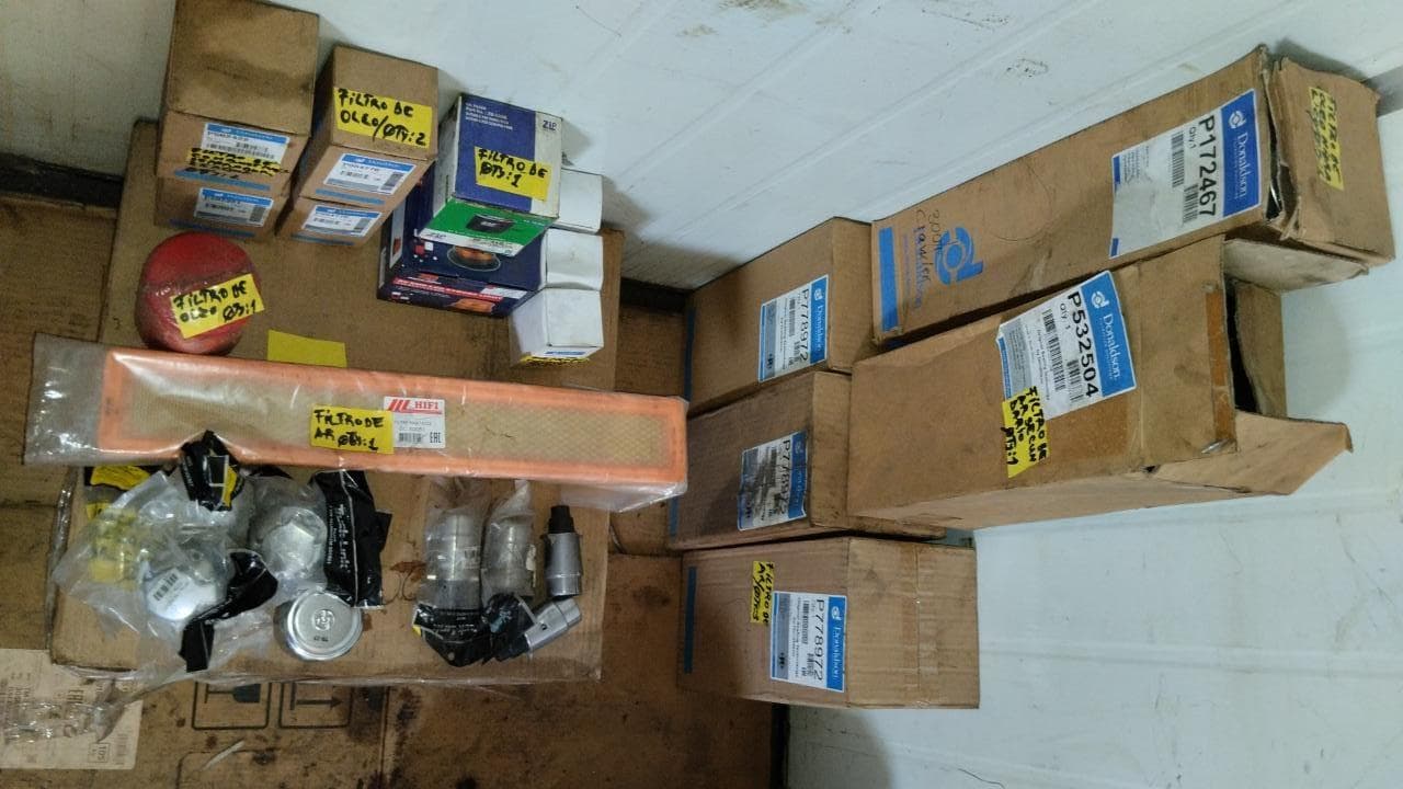 Furadeira + Compressor de Ar "Atlas Copco". + Diversos + Máquina multifuncional + Guinchos + Macaco hidráulico + Diversos + Diversos + Diversos + Diversos + Grampo + Diversos + Diversos + Diversos + Diversos + Tambores 400L de óleo hidráulico. + Bombas de abastecimento de óleo hidráulico + Compressor de Ar + Diversos + Tubos de mangueira + Diversos + Botijão de gás 50L + Diversos + Diversos + Contentor de 40P · — image 40