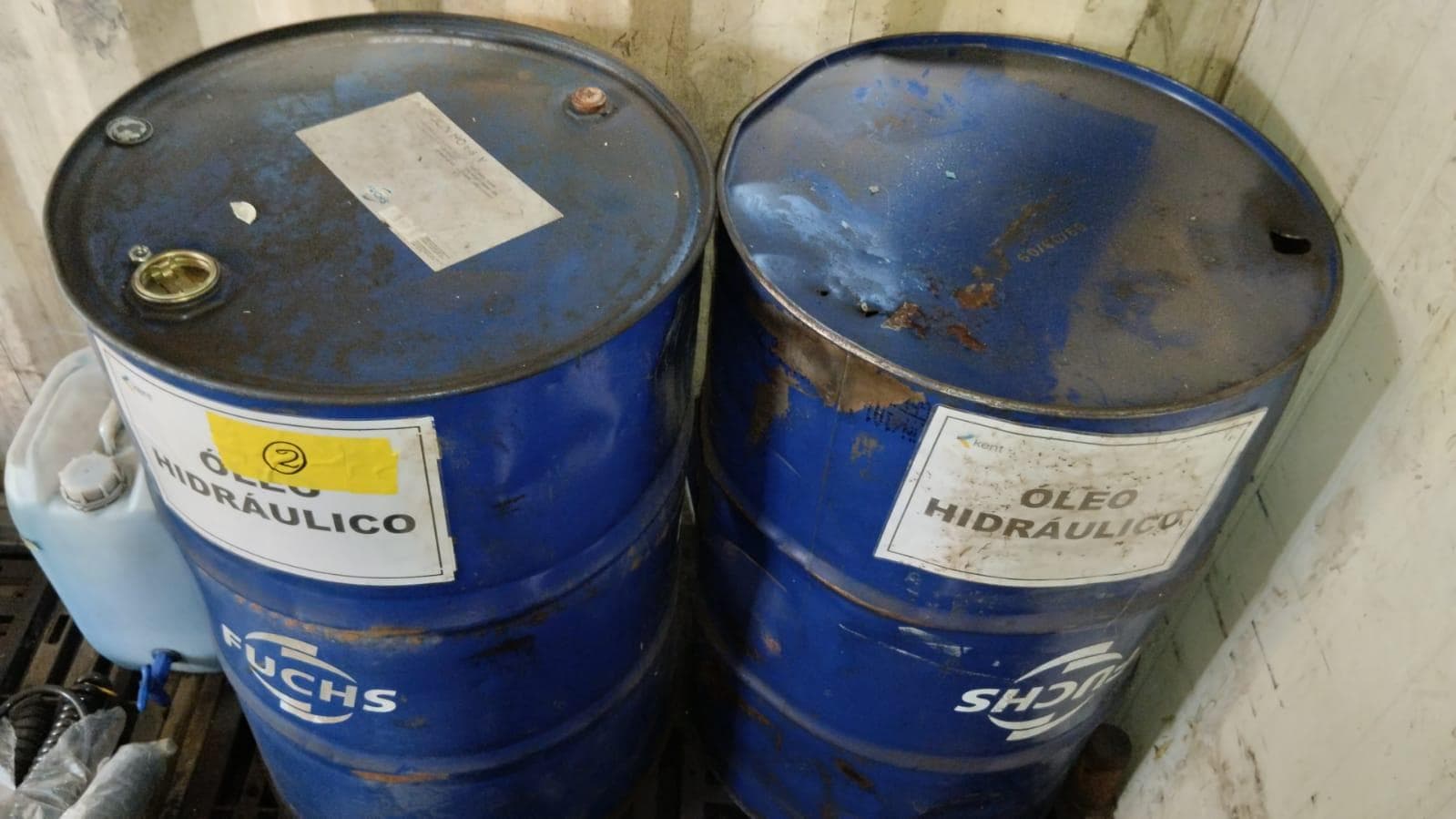 Furadeira + Compressor de Ar "Atlas Copco". + Diversos + Máquina multifuncional + Guinchos + Macaco hidráulico + Diversos + Diversos + Diversos + Diversos + Grampo + Diversos + Diversos + Diversos + Diversos + Tambores 400L de óleo hidráulico. + Bombas de abastecimento de óleo hidráulico + Compressor de Ar + Diversos + Tubos de mangueira + Diversos + Botijão de gás 50L + Diversos + Diversos + Contentor de 40P · — image 16