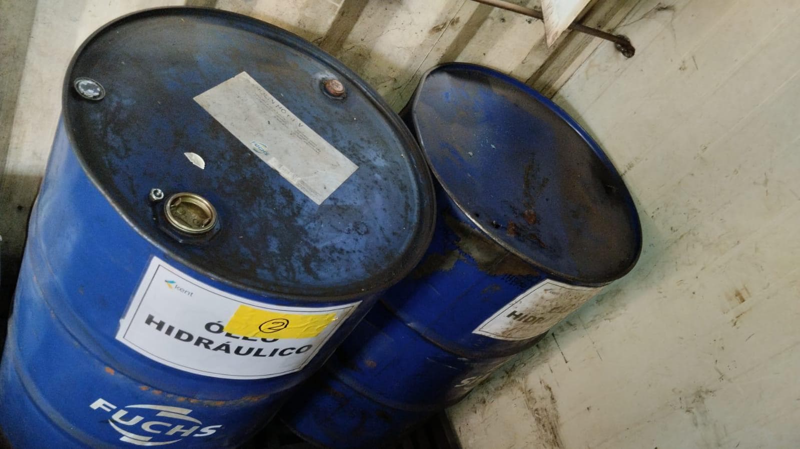 Furadeira + Compressor de Ar "Atlas Copco". + Diversos + Máquina multifuncional + Guinchos + Macaco hidráulico + Diversos + Diversos + Diversos + Diversos + Grampo + Diversos + Diversos + Diversos + Diversos + Tambores 400L de óleo hidráulico. + Bombas de abastecimento de óleo hidráulico + Compressor de Ar + Diversos + Tubos de mangueira + Diversos + Botijão de gás 50L + Diversos + Diversos + Contentor de 40P · — image 41