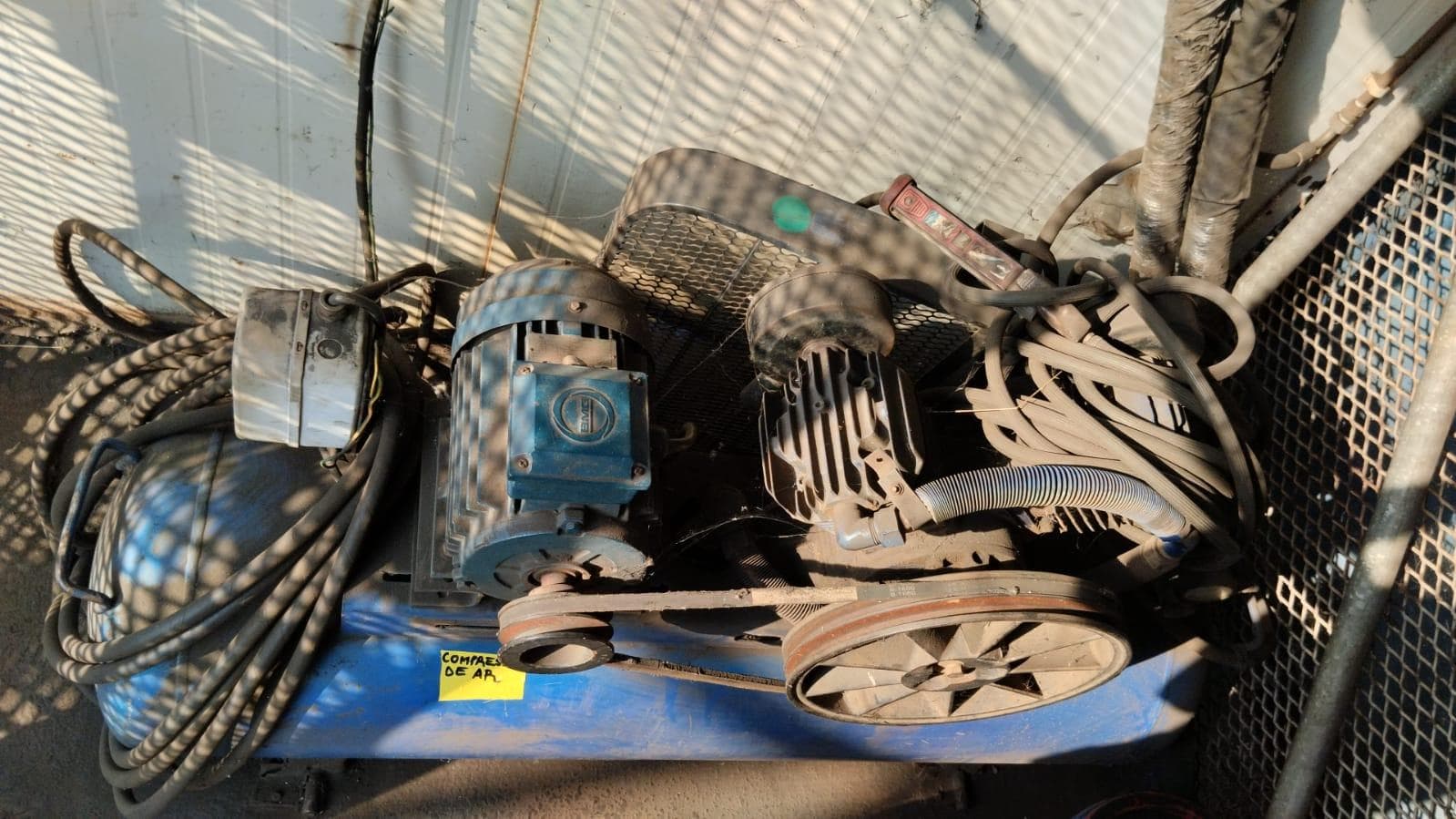 Furadeira + Compressor de Ar "Atlas Copco". + Diversos + Máquina multifuncional + Guinchos + Macaco hidráulico + Diversos + Diversos + Diversos + Diversos + Grampo + Diversos + Diversos + Diversos + Diversos + Tambores 400L de óleo hidráulico. + Bombas de abastecimento de óleo hidráulico + Compressor de Ar + Diversos + Tubos de mangueira + Diversos + Botijão de gás 50L + Diversos + Diversos + Contentor de 40P · — image 18