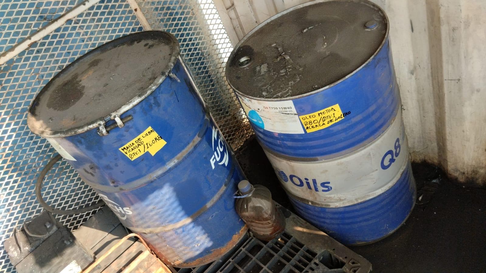 Furadeira + Compressor de Ar "Atlas Copco". + Diversos + Máquina multifuncional + Guinchos + Macaco hidráulico + Diversos + Diversos + Diversos + Diversos + Grampo + Diversos + Diversos + Diversos + Diversos + Tambores 400L de óleo hidráulico. + Bombas de abastecimento de óleo hidráulico + Compressor de Ar + Diversos + Tubos de mangueira + Diversos + Botijão de gás 50L + Diversos + Diversos + Contentor de 40P · — image 44
