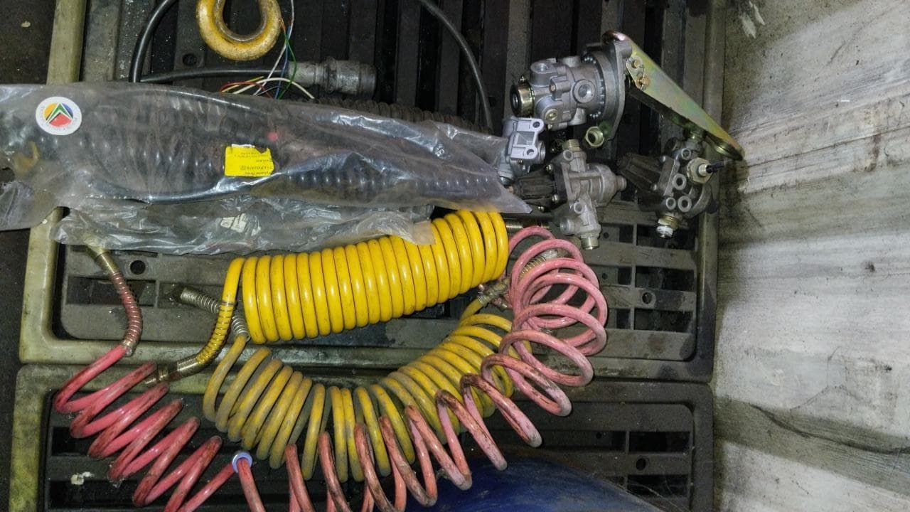 Furadeira + Compressor de Ar "Atlas Copco". + Diversos + Máquina multifuncional + Guinchos + Macaco hidráulico + Diversos + Diversos + Diversos + Diversos + Grampo + Diversos + Diversos + Diversos + Diversos + Tambores 400L de óleo hidráulico. + Bombas de abastecimento de óleo hidráulico + Compressor de Ar + Diversos + Tubos de mangueira + Diversos + Botijão de gás 50L + Diversos + Diversos + Contentor de 40P · — image 21