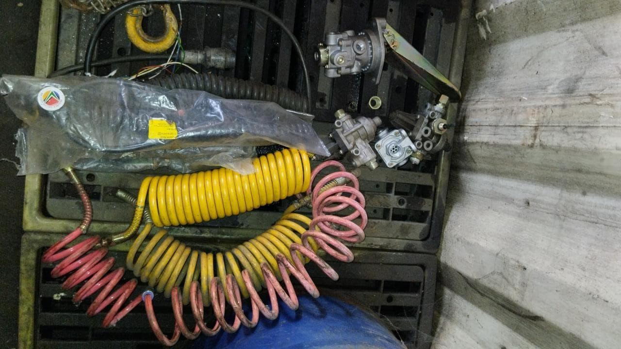 Furadeira + Compressor de Ar "Atlas Copco". + Diversos + Máquina multifuncional + Guinchos + Macaco hidráulico + Diversos + Diversos + Diversos + Diversos + Grampo + Diversos + Diversos + Diversos + Diversos + Tambores 400L de óleo hidráulico. + Bombas de abastecimento de óleo hidráulico + Compressor de Ar + Diversos + Tubos de mangueira + Diversos + Botijão de gás 50L + Diversos + Diversos + Contentor de 40P · — image 45