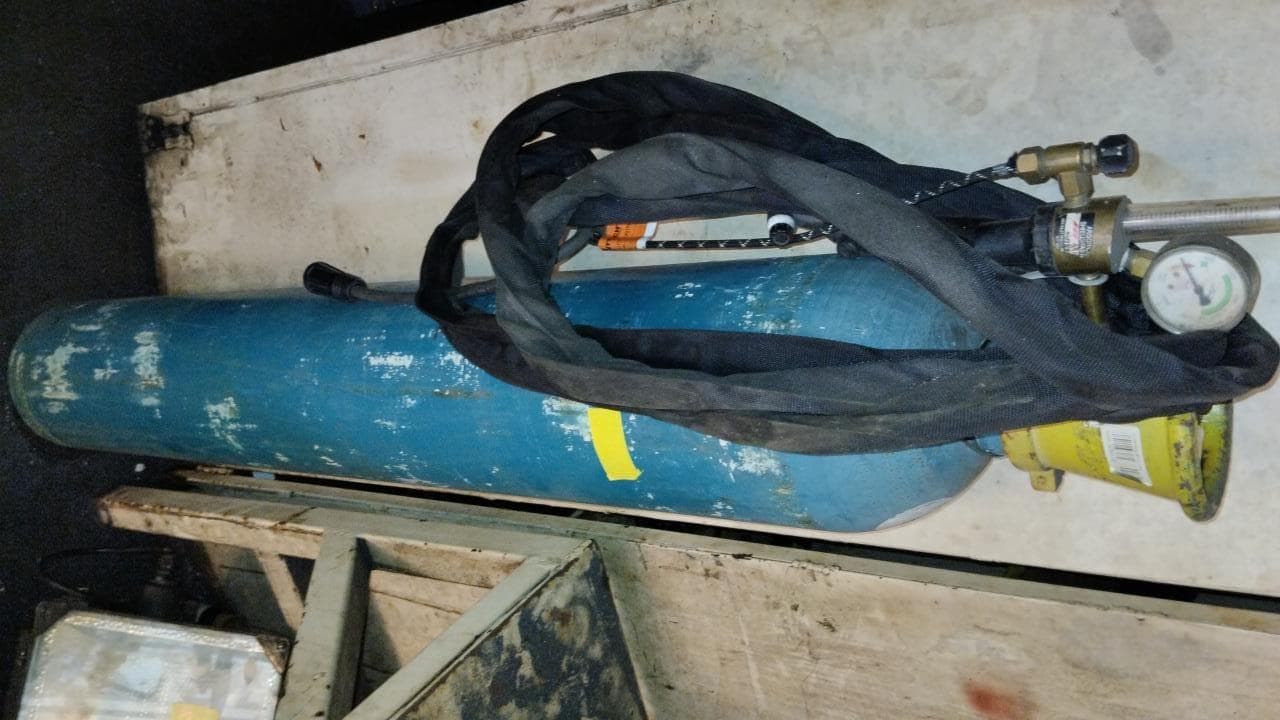 Furadeira + Compressor de Ar "Atlas Copco". + Diversos + Máquina multifuncional + Guinchos + Macaco hidráulico + Diversos + Diversos + Diversos + Diversos + Grampo + Diversos + Diversos + Diversos + Diversos + Tambores 400L de óleo hidráulico. + Bombas de abastecimento de óleo hidráulico + Compressor de Ar + Diversos + Tubos de mangueira + Diversos + Botijão de gás 50L + Diversos + Diversos + Contentor de 40P · — image 22