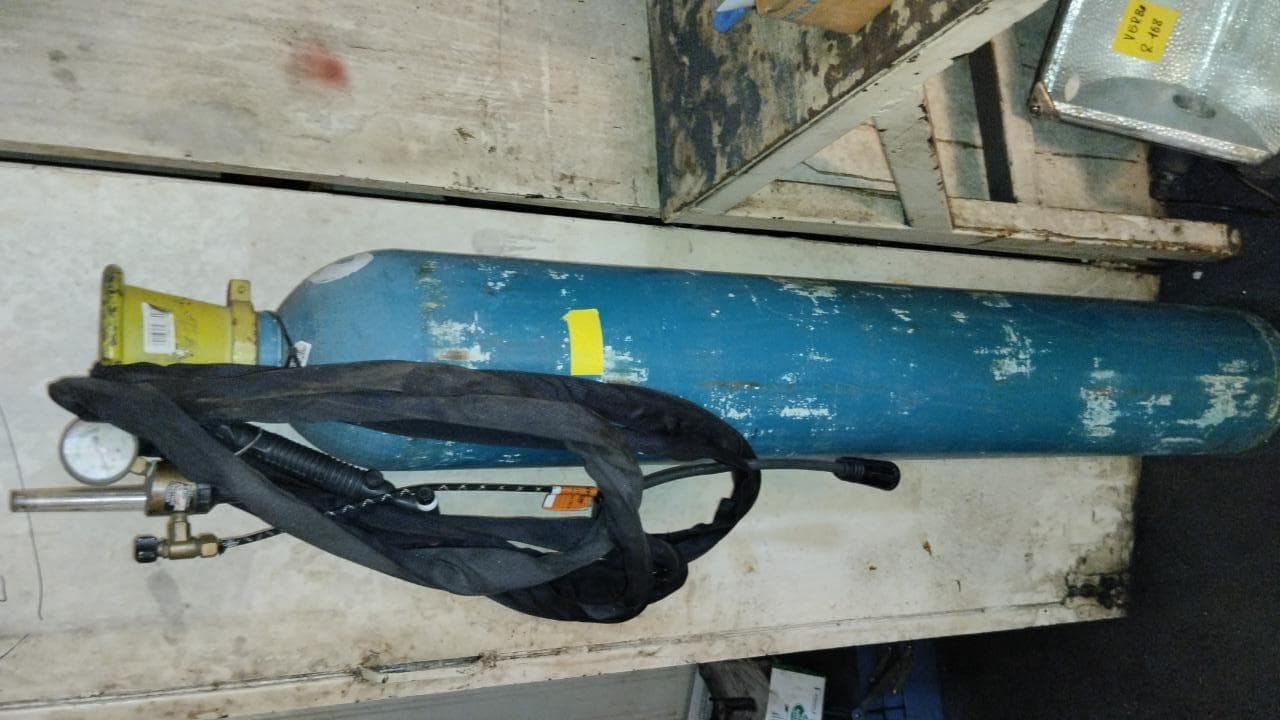 Furadeira + Compressor de Ar "Atlas Copco". + Diversos + Máquina multifuncional + Guinchos + Macaco hidráulico + Diversos + Diversos + Diversos + Diversos + Grampo + Diversos + Diversos + Diversos + Diversos + Tambores 400L de óleo hidráulico. + Bombas de abastecimento de óleo hidráulico + Compressor de Ar + Diversos + Tubos de mangueira + Diversos + Botijão de gás 50L + Diversos + Diversos + Contentor de 40P · — image 46