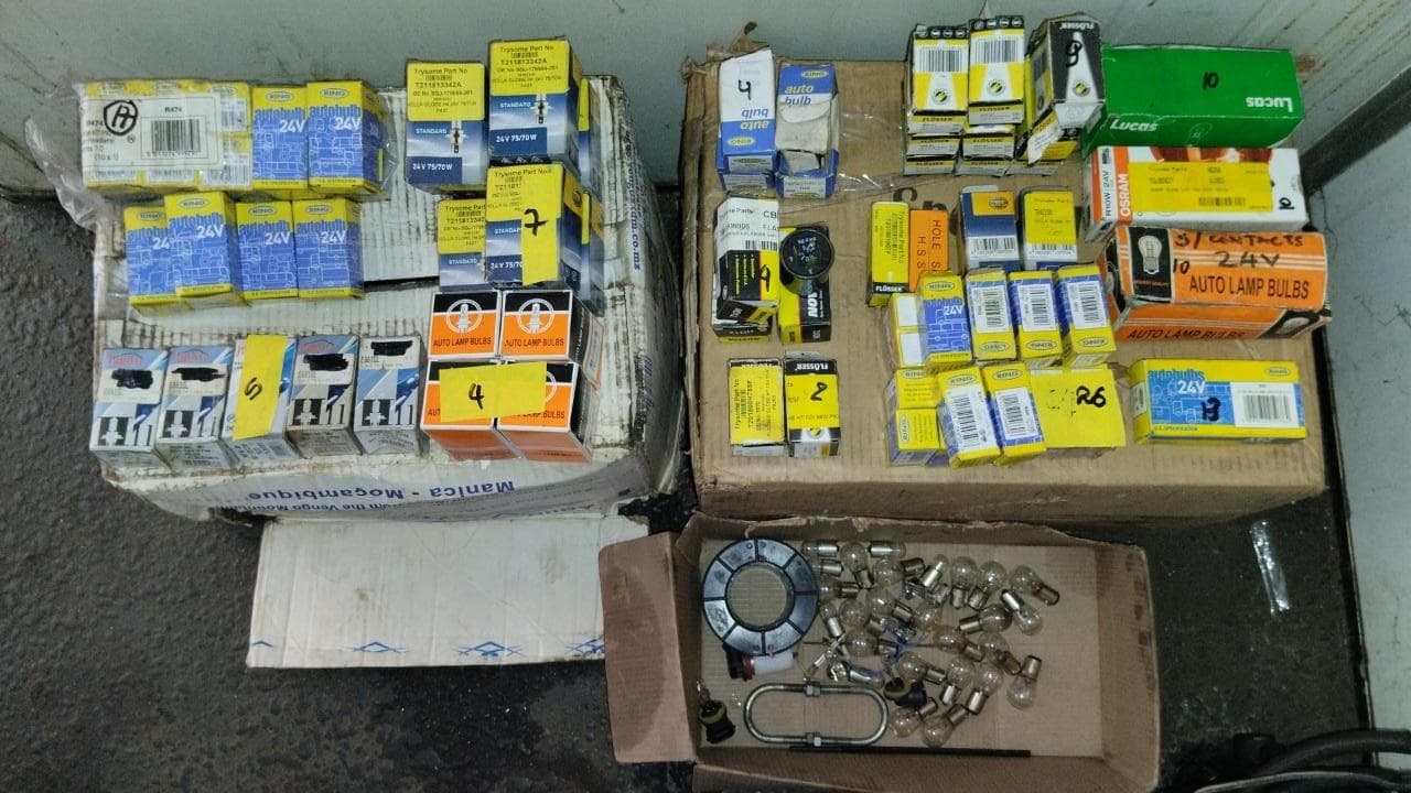 Furadeira + Compressor de Ar "Atlas Copco". + Diversos + Máquina multifuncional + Guinchos + Macaco hidráulico + Diversos + Diversos + Diversos + Diversos + Grampo + Diversos + Diversos + Diversos + Diversos + Tambores 400L de óleo hidráulico. + Bombas de abastecimento de óleo hidráulico + Compressor de Ar + Diversos + Tubos de mangueira + Diversos + Botijão de gás 50L + Diversos + Diversos + Contentor de 40P · — image 47