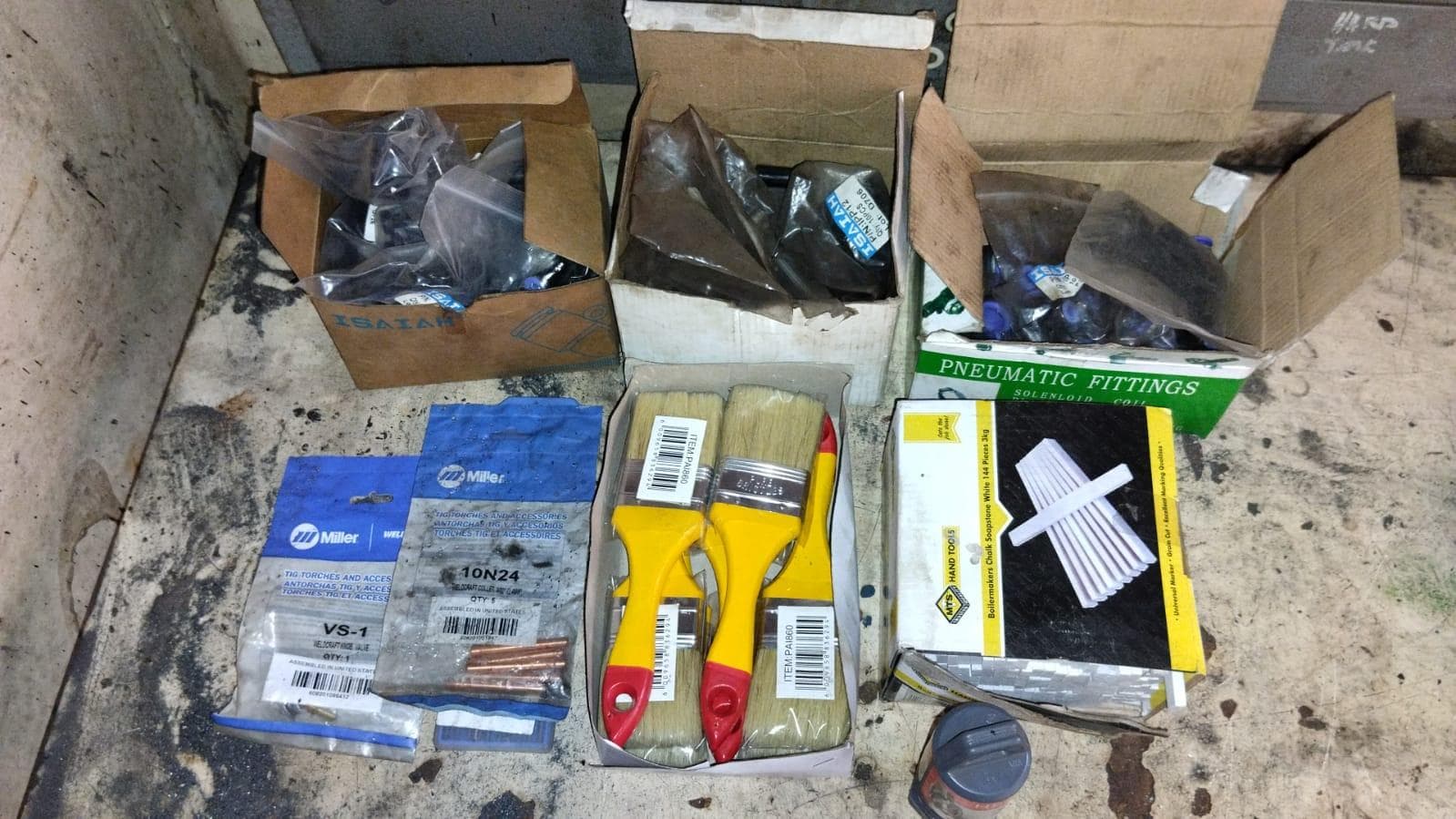 Furadeira + Compressor de Ar "Atlas Copco". + Diversos + Máquina multifuncional + Guinchos + Macaco hidráulico + Diversos + Diversos + Diversos + Diversos + Grampo + Diversos + Diversos + Diversos + Diversos + Tambores 400L de óleo hidráulico. + Bombas de abastecimento de óleo hidráulico + Compressor de Ar + Diversos + Tubos de mangueira + Diversos + Botijão de gás 50L + Diversos + Diversos + Contentor de 40P · — image 24
