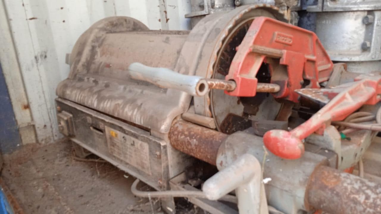 Máquina para fazer rosca + Diversos + Bomba de água + Motores + Diversos + Diversos + Bombas de água + Diversos + Diversos + Compressor de ar + Compressor de ar + Compactadora Turner Morris + Compressor de ar + Compressor Oceanos + Contentor de 40P ·