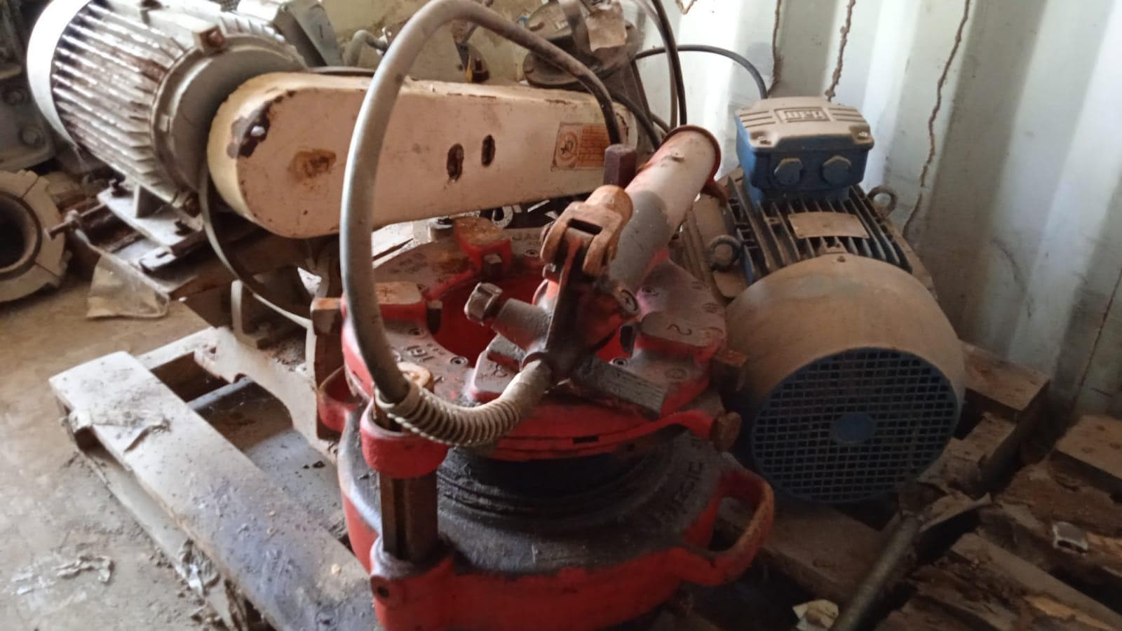 Máquina para fazer rosca + Diversos + Bomba de água + Motores + Diversos + Diversos + Bombas de água + Diversos + Diversos + Compressor de ar + Compressor de ar + Compactadora Turner Morris + Compressor de ar + Compressor Oceanos + Contentor de 40P · — image 17