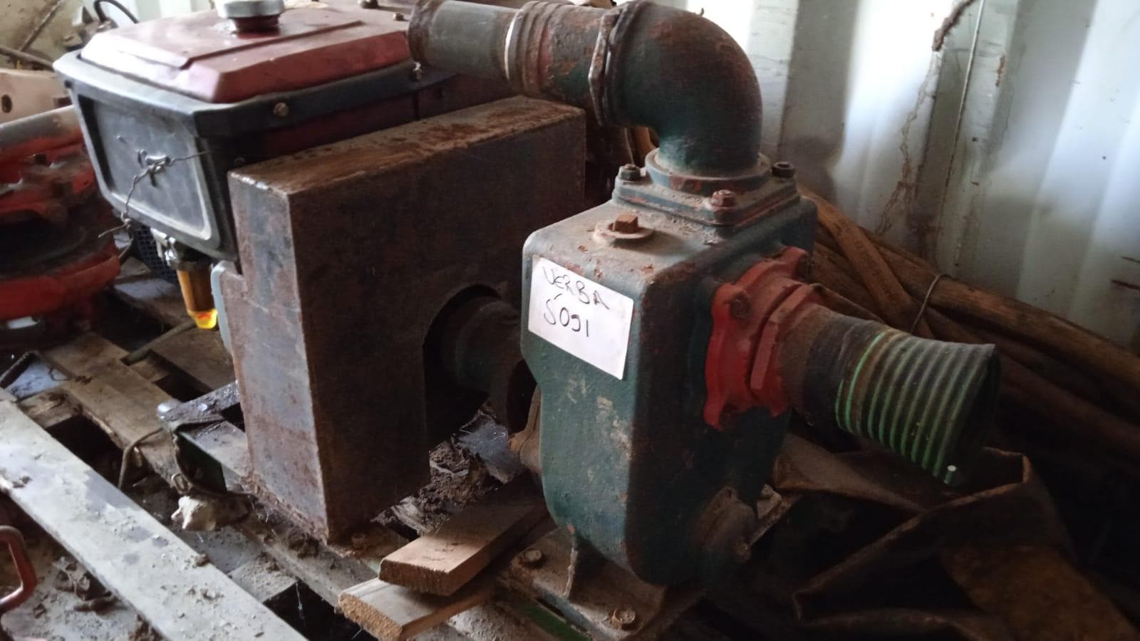 Máquina para fazer rosca + Diversos + Bomba de água + Motores + Diversos + Diversos + Bombas de água + Diversos + Diversos + Compressor de ar + Compressor de ar + Compactadora Turner Morris + Compressor de ar + Compressor Oceanos + Contentor de 40P · — image 46