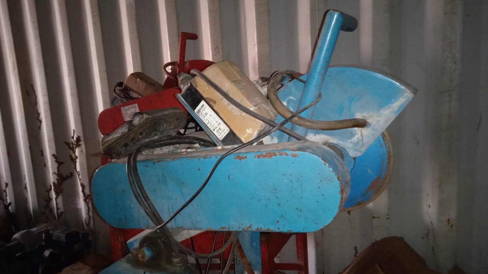Máquina para fazer rosca + Diversos + Bomba de água + Motores + Diversos + Diversos + Bombas de água + Diversos + Diversos + Compressor de ar + Compressor de ar + Compactadora Turner Morris + Compressor de ar + Compressor Oceanos + Contentor de 40P · — image 37