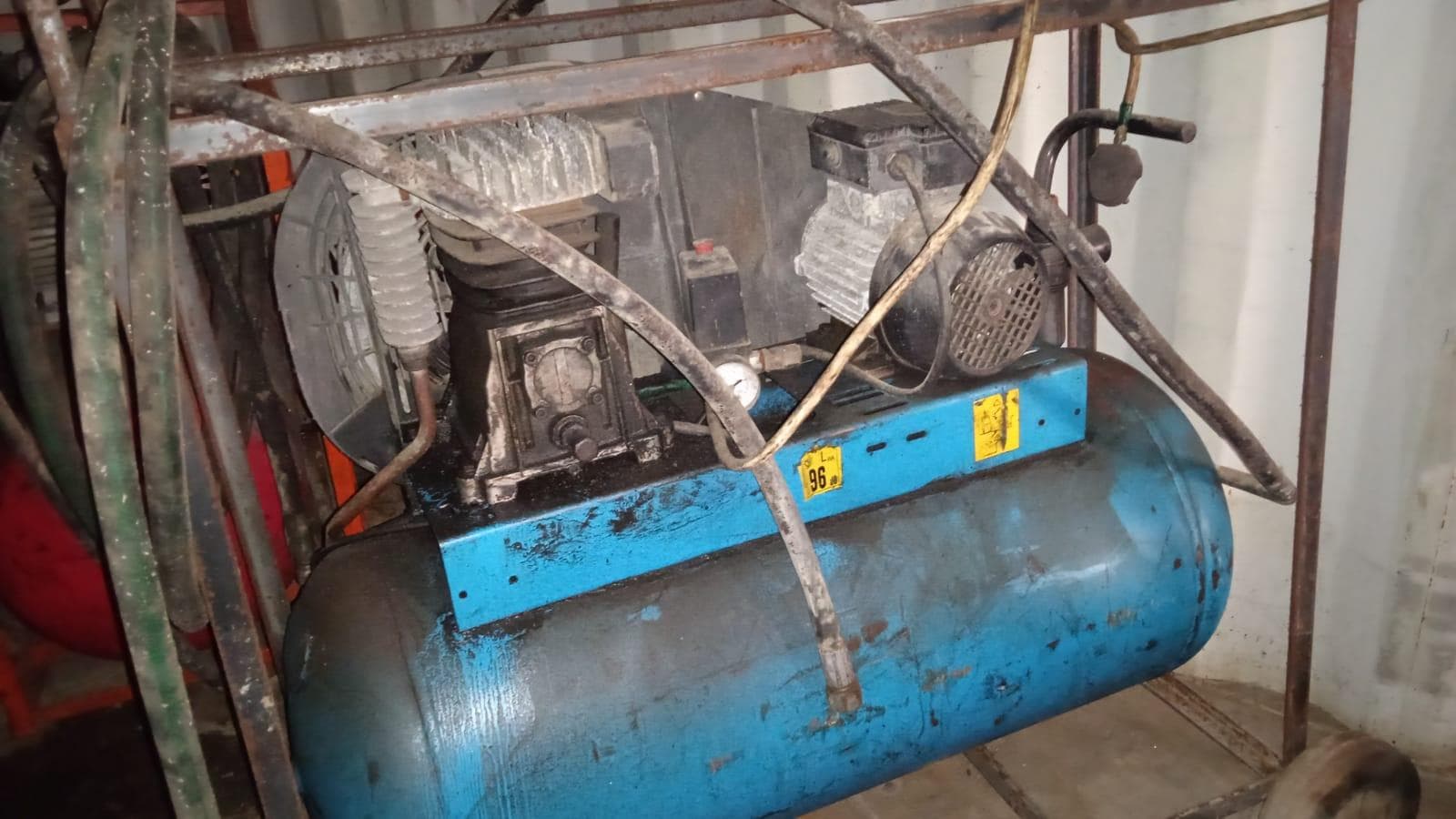 Máquina para fazer rosca + Diversos + Bomba de água + Motores + Diversos + Diversos + Bombas de água + Diversos + Diversos + Compressor de ar + Compressor de ar + Compactadora Turner Morris + Compressor de ar + Compressor Oceanos + Contentor de 40P · — image 11